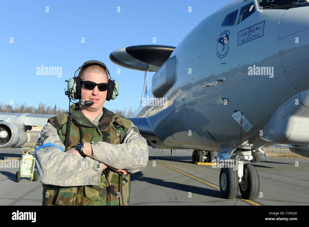 Albert Brown kommuniziert mit E-3-Sentry-Piloten auf der Joint Base Elmendorf-Richardson, Alaska und bereitet sich auf den Start während der Übung Polar Force 12-7 vor, die die Einsatzbereitschaft der Basis für verschiedene Einsatzszenarien testete. Stockfoto