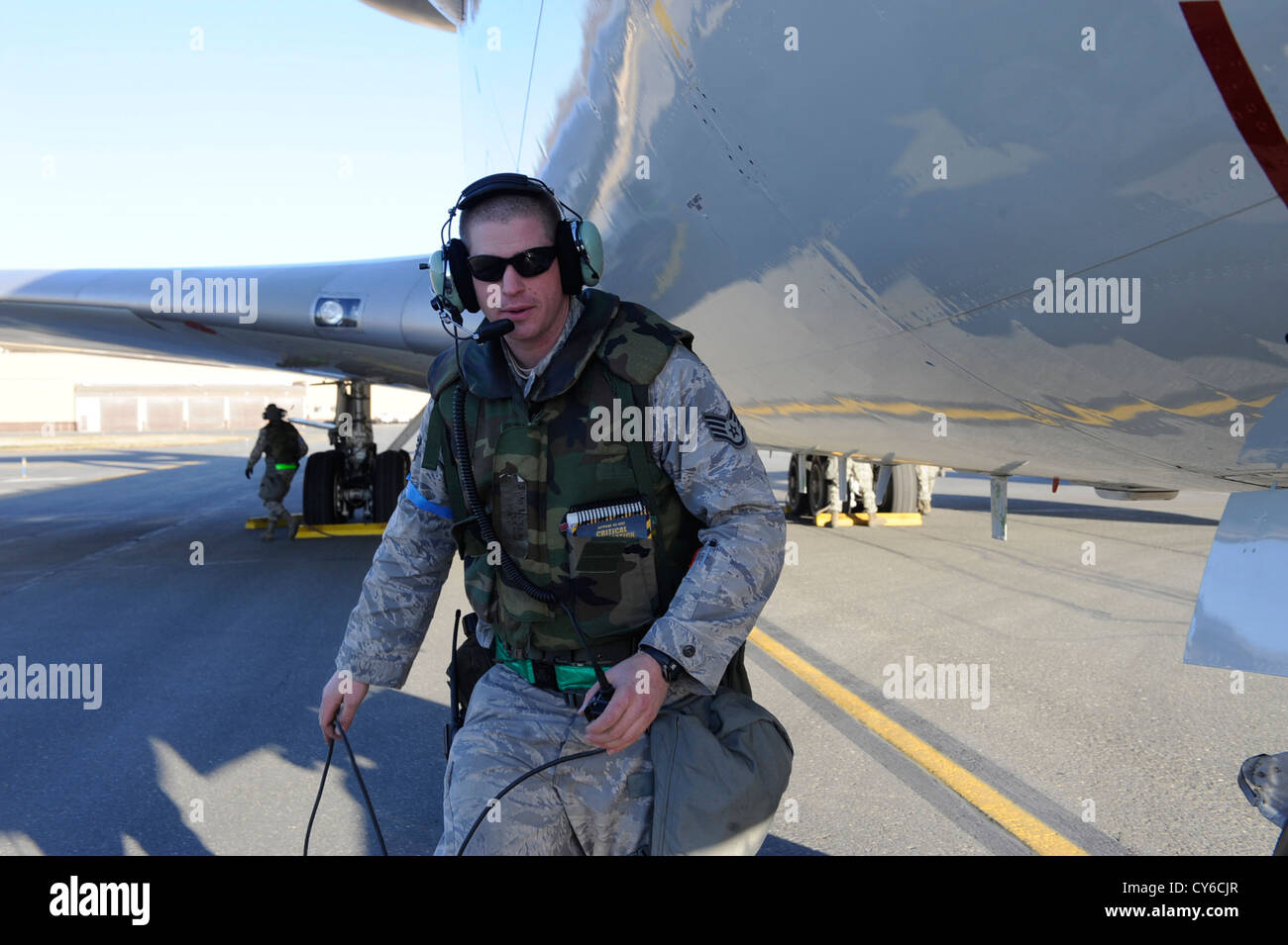 Albert Brown kommuniziert mit E-3-Sentry-Piloten auf der Joint Base Elmendorf-Richardson, Alaska, um das Flugzeug für den Start im Rahmen der Übung Polar Force vorzubereiten, die die Einsatzbereitschaft der Basis für verschiedene Einsatzszenarien testet. Stockfoto
