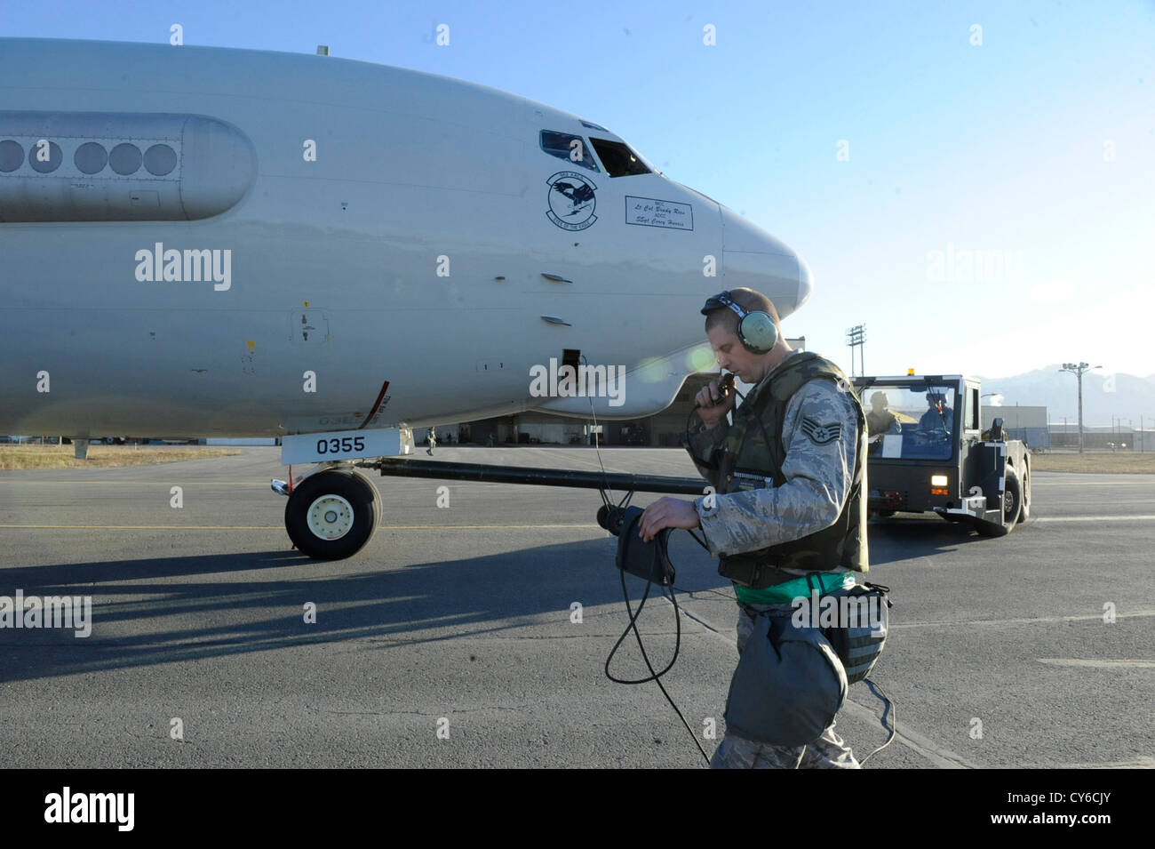 Albert Brown kommuniziert mit den E-3-Piloten während der Übung Polar Force 12-7 auf der Joint Base Elmendorf-Richardson, Alaska. Die Übung testet Basisoperationen und Bereitschaft für verschiedene militärische Szenarien und Missionen. Stockfoto