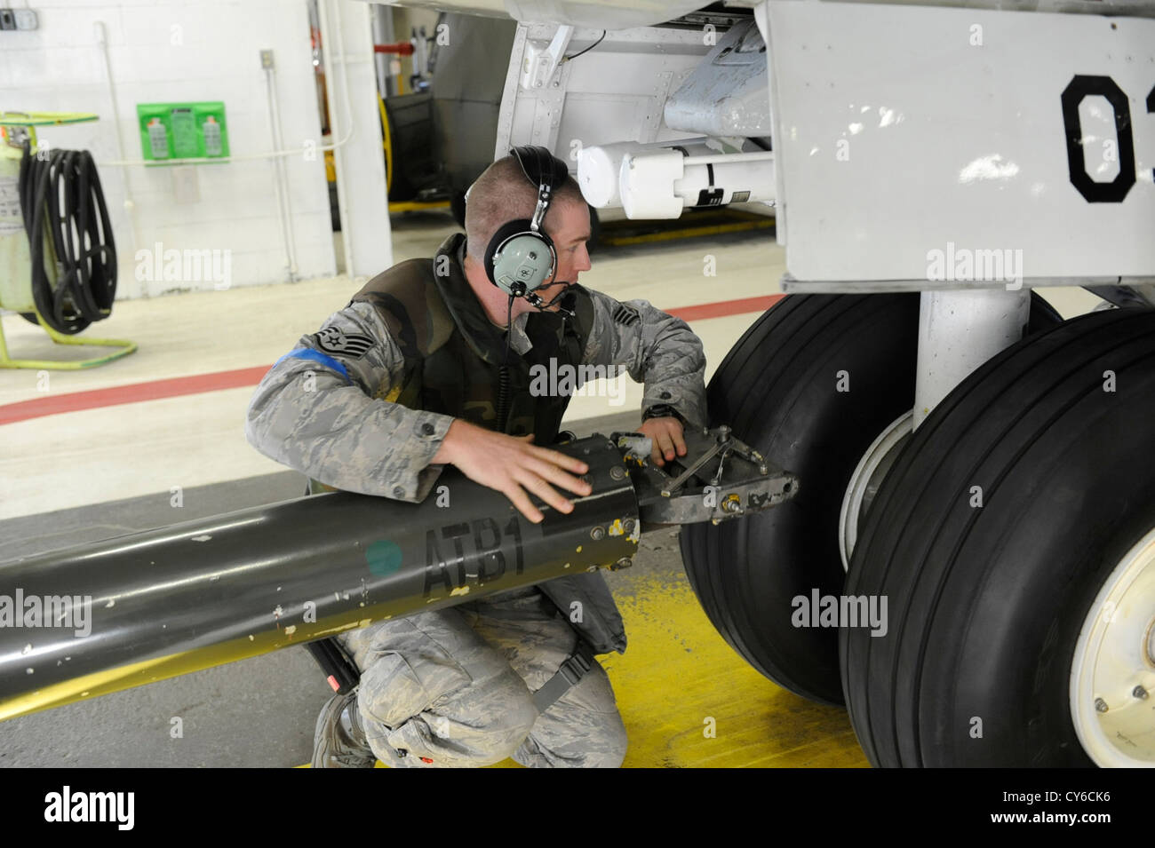 Albert Brown, Staff der Air Force, bereitet einen E-3-Sentry für den Schleppdienst auf der Joint Base Elmendorf-Richardson, Alaska, während der Übung Polar Force 12-7 vor, um die Einsatzbereitschaft der Basis für verschiedene Einsatzszenarien zu testen. Stockfoto