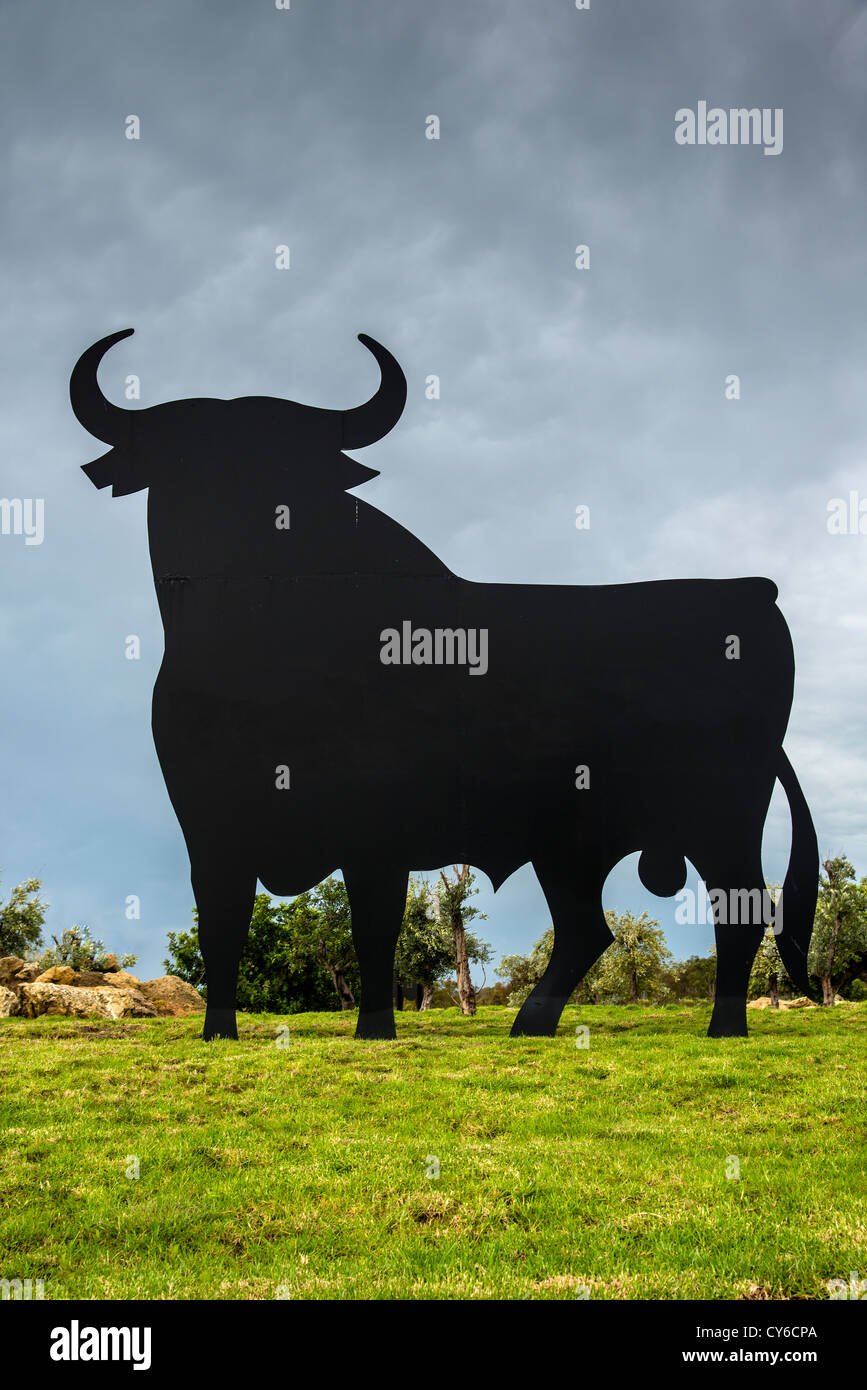 Das Osborne-Stier-Zeichen Silhouette ein schwarzes Bild eines Stiers in semi-Profil, El Puerto de Santa Maria, Andalusien, Spanien Stockfoto