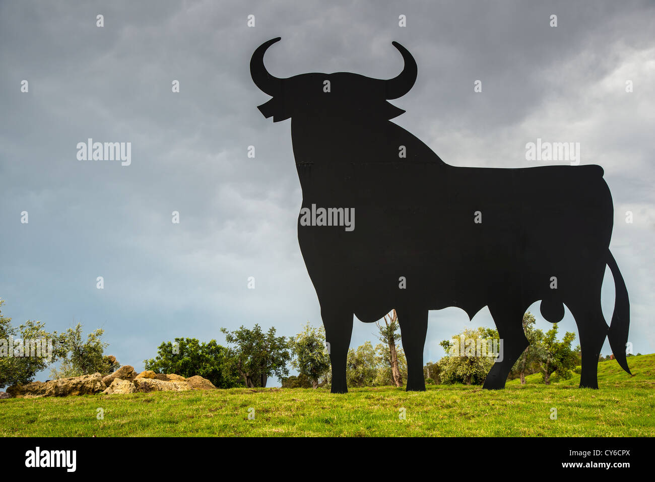 Das Osborne-Stier-Zeichen Silhouette ein schwarzes Bild eines Stiers in semi-Profil, El Puerto de Santa Maria, Andalusien, Spanien Stockfoto