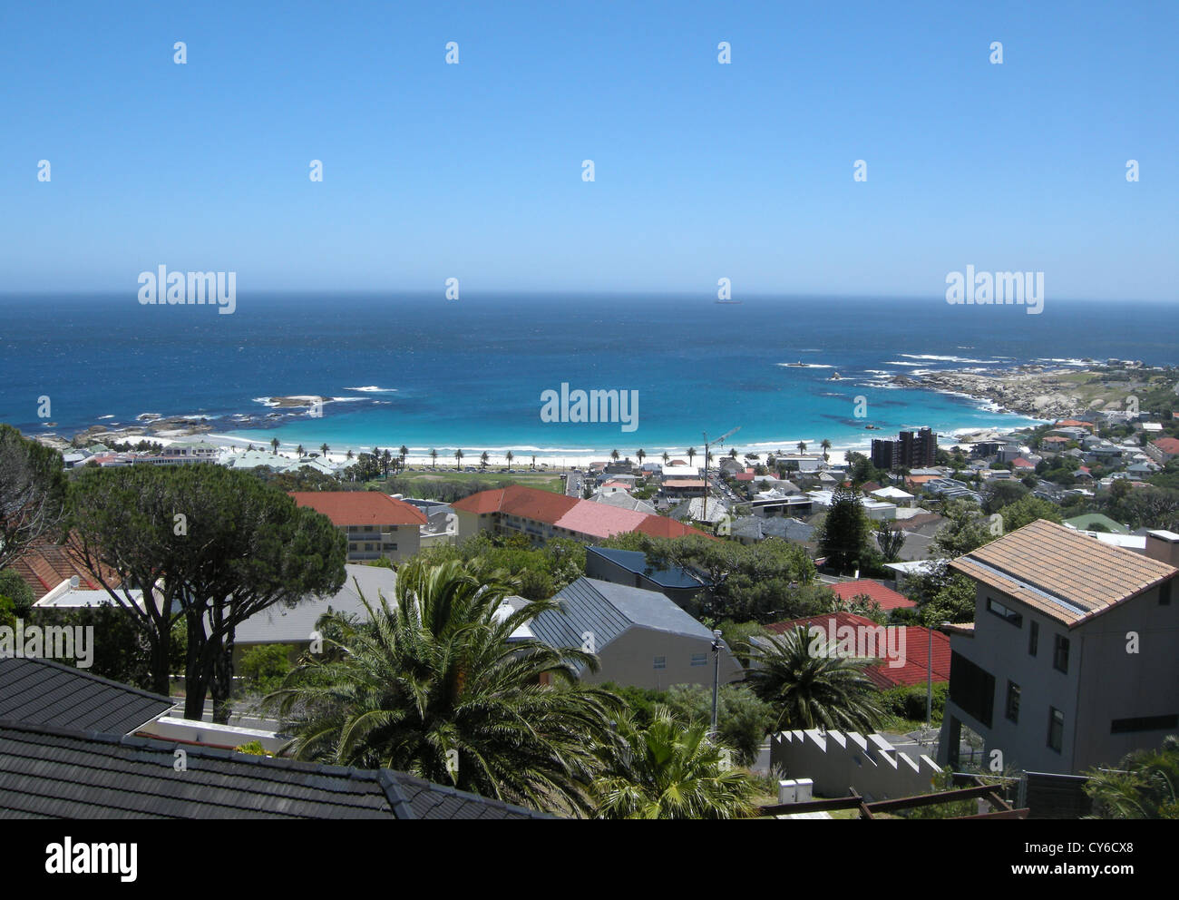 Camps Bay, Kapstadt, Blick auf den Strand von Camps Bay in Südafrika, in Kapstadt. Stockfoto