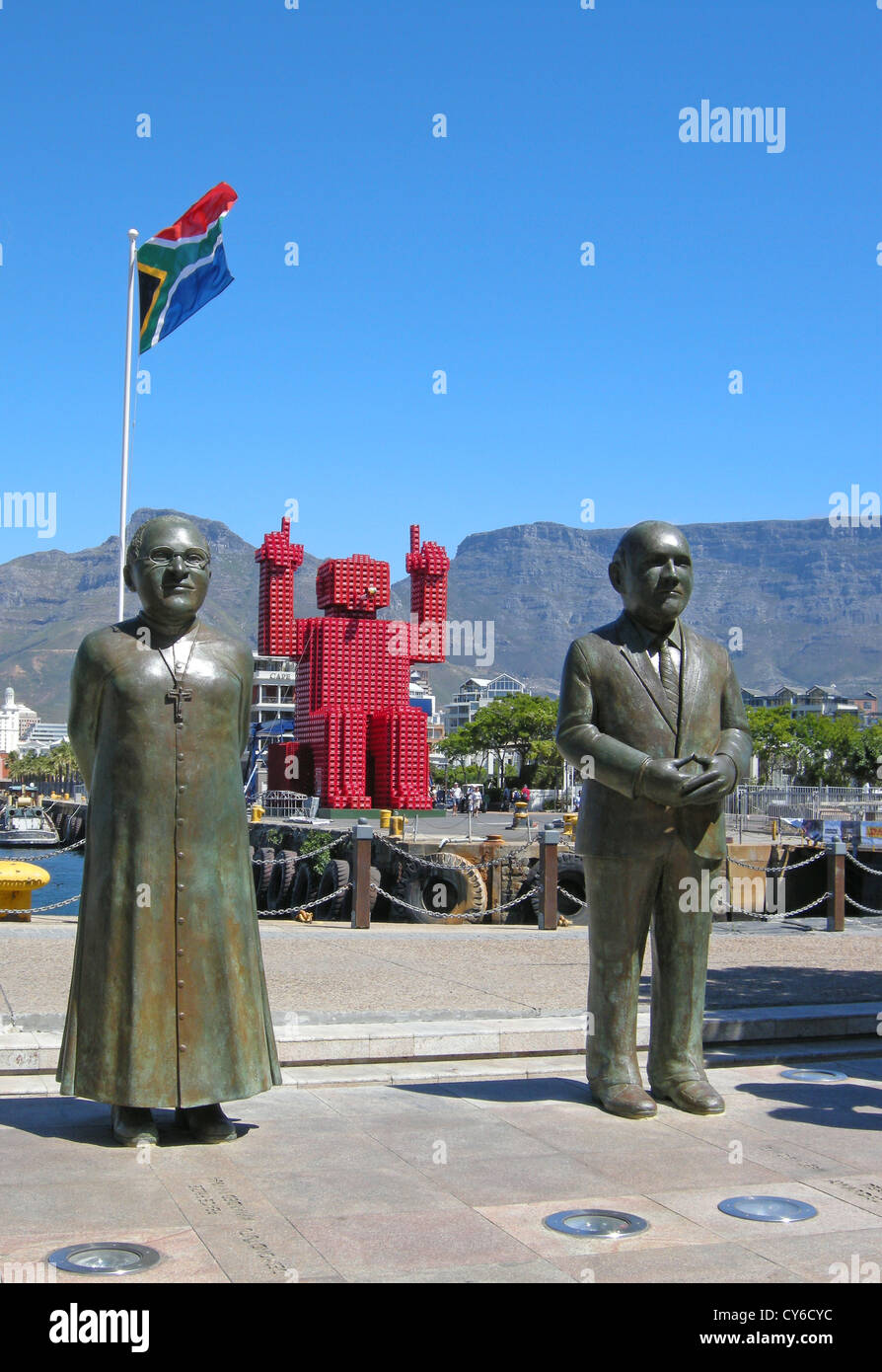 Tutu, Coca Cola Mann und De Klerk im Hafen im Waterfront von Kapstadt in Südafrika mit Flagge von Südafrika, Cape Town. Stockfoto