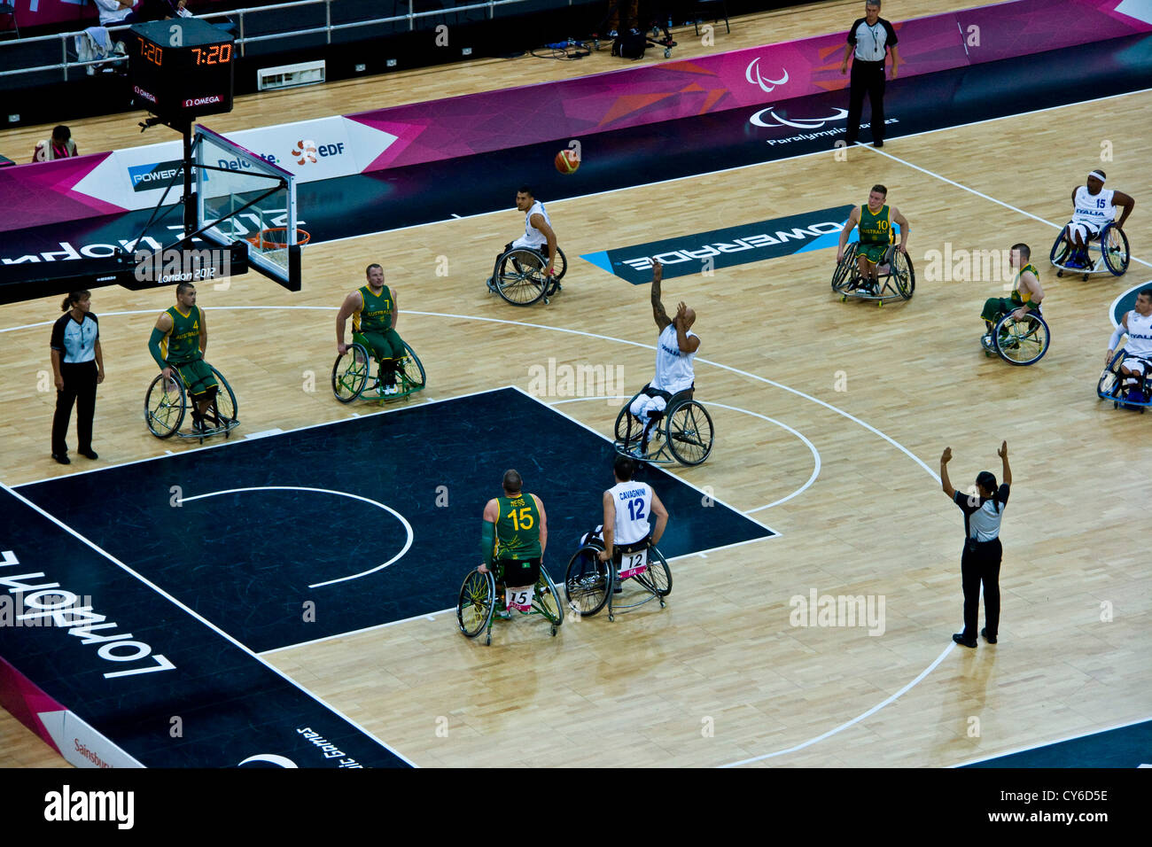 Mens Rollstuhl-Basketball-Gruppe ein Match zwischen Australien und Italien bei den Paralympics London 2012. Australien gewann 68-48. Stockfoto