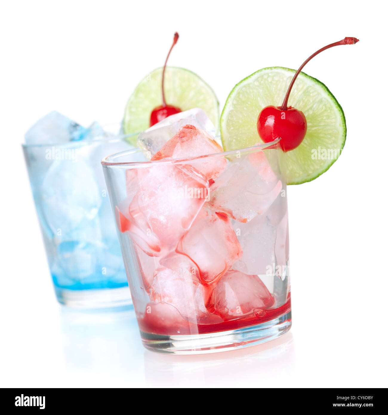 Zwei Cocktails mit Limettenscheibe und Maraschino. Isoliert auf weißem Hintergrund Stockfoto
