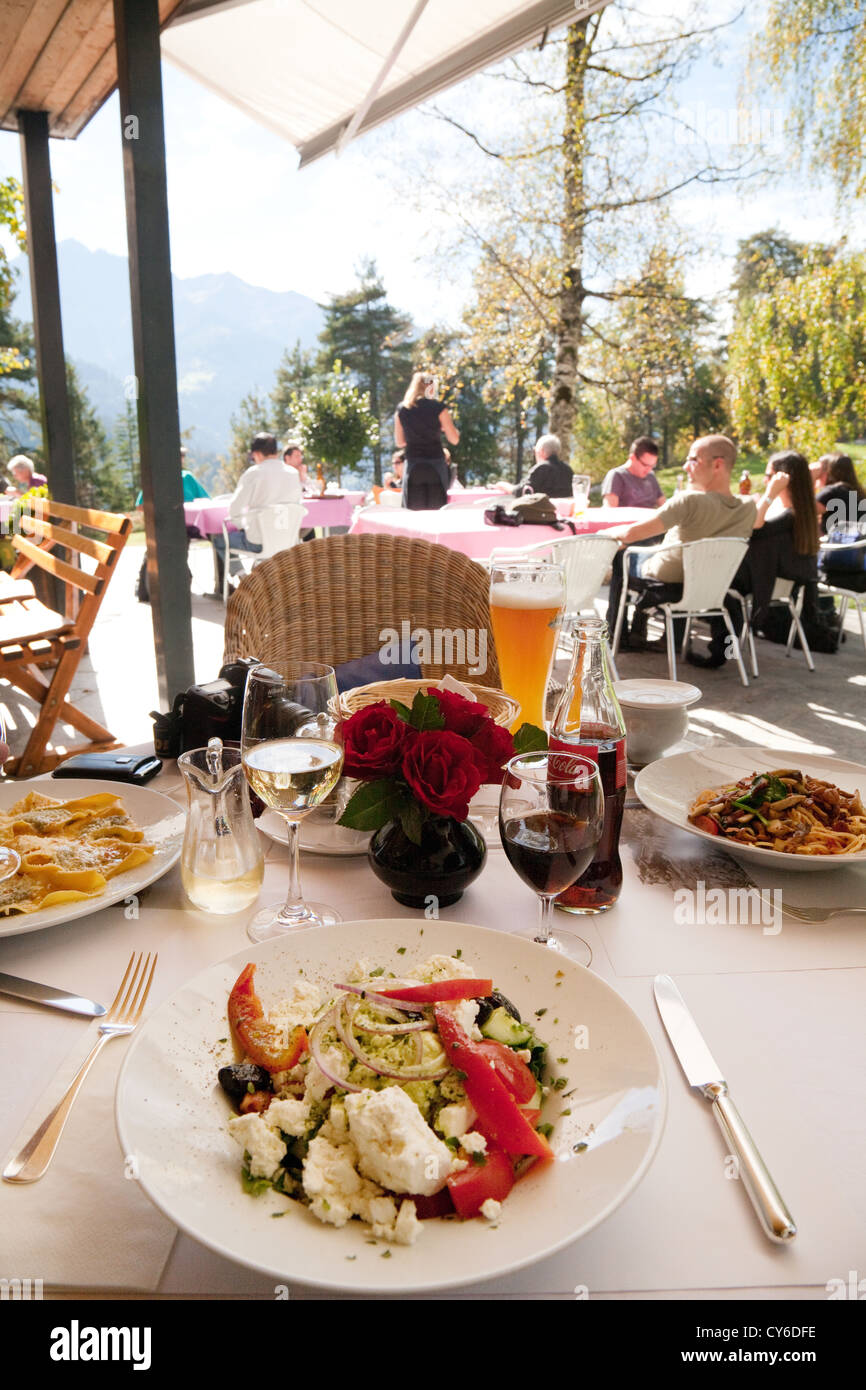 Internationale Küche - ein griechischer Salat, serviert in einem Restaurant in der Nähe von Flims, Graubünden, Schweiz, Europa Stockfoto