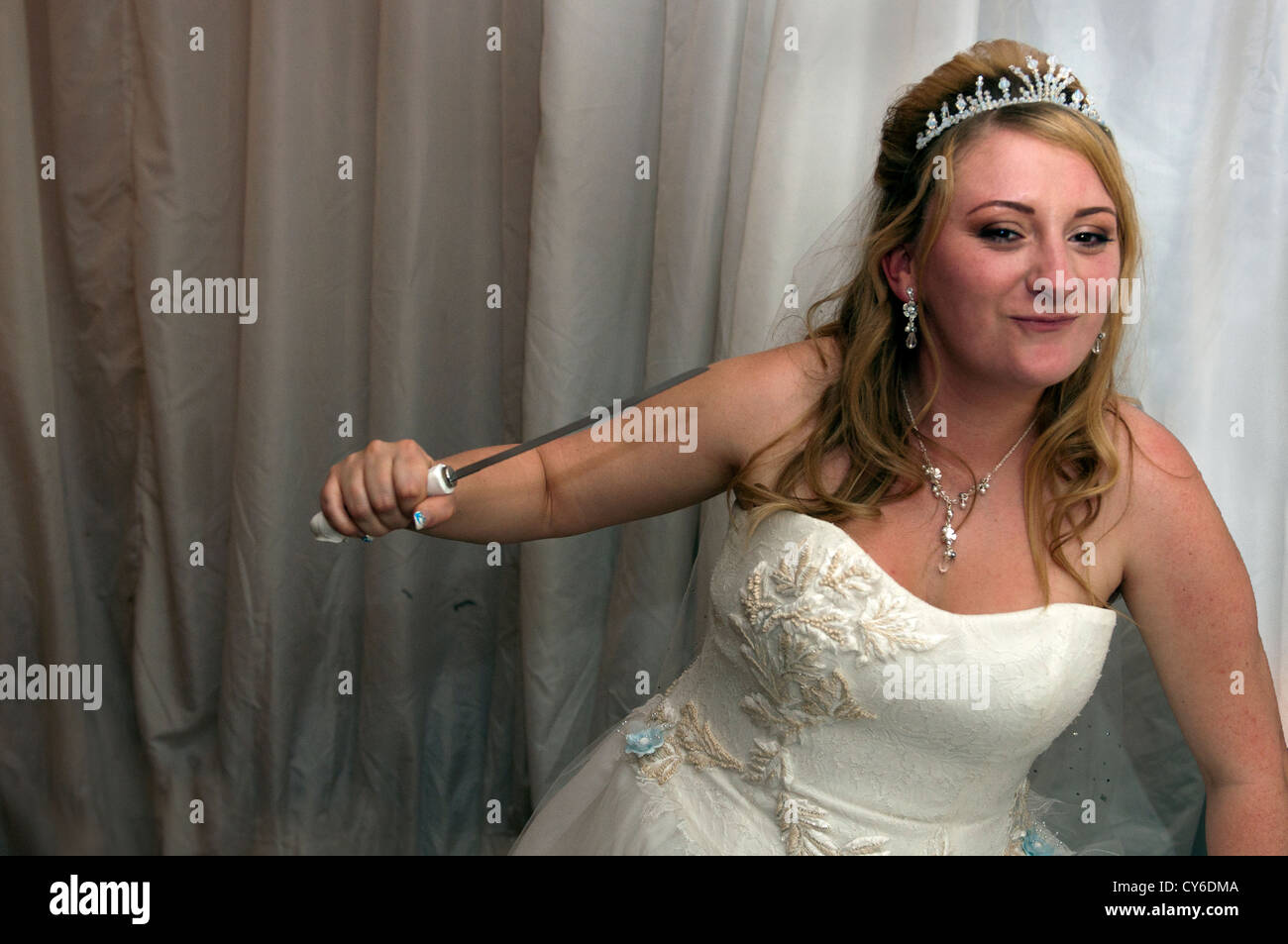 Model Released Braut mit einem Messer (Bridezilla) bei der Hochzeit Stockfoto