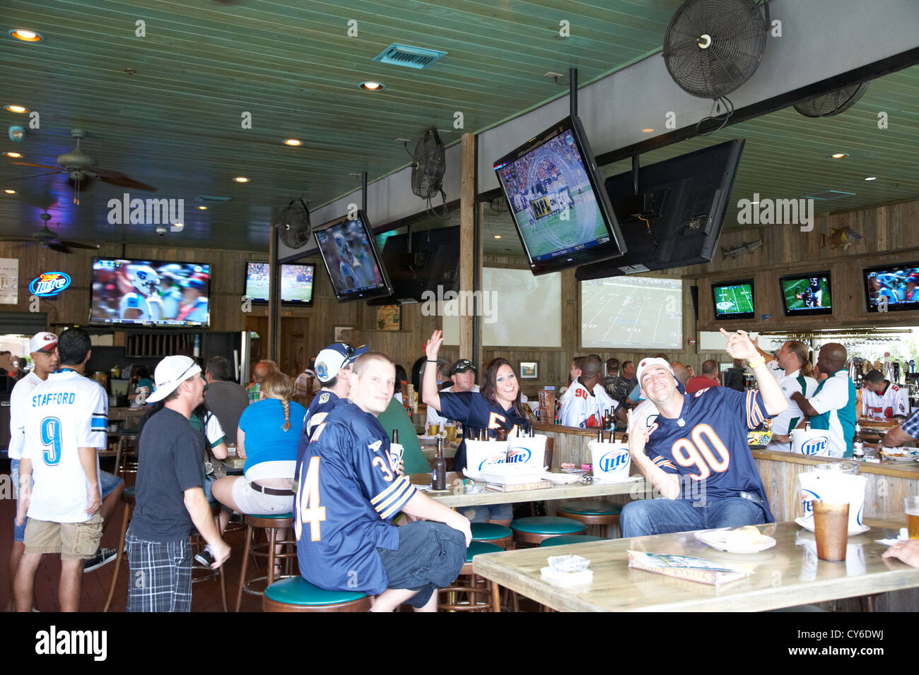 US-amerikanischer American-Football-nfl-Sport-Fans in eine Sports-bar beobachten das Spiel Florida usa Stockfoto