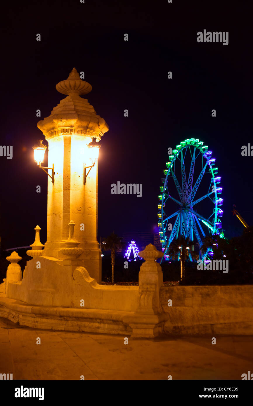 Stadt von Valencia Nacht Brücke Puente del Mar Straßenlaternen und Fähre Rad Stockfoto