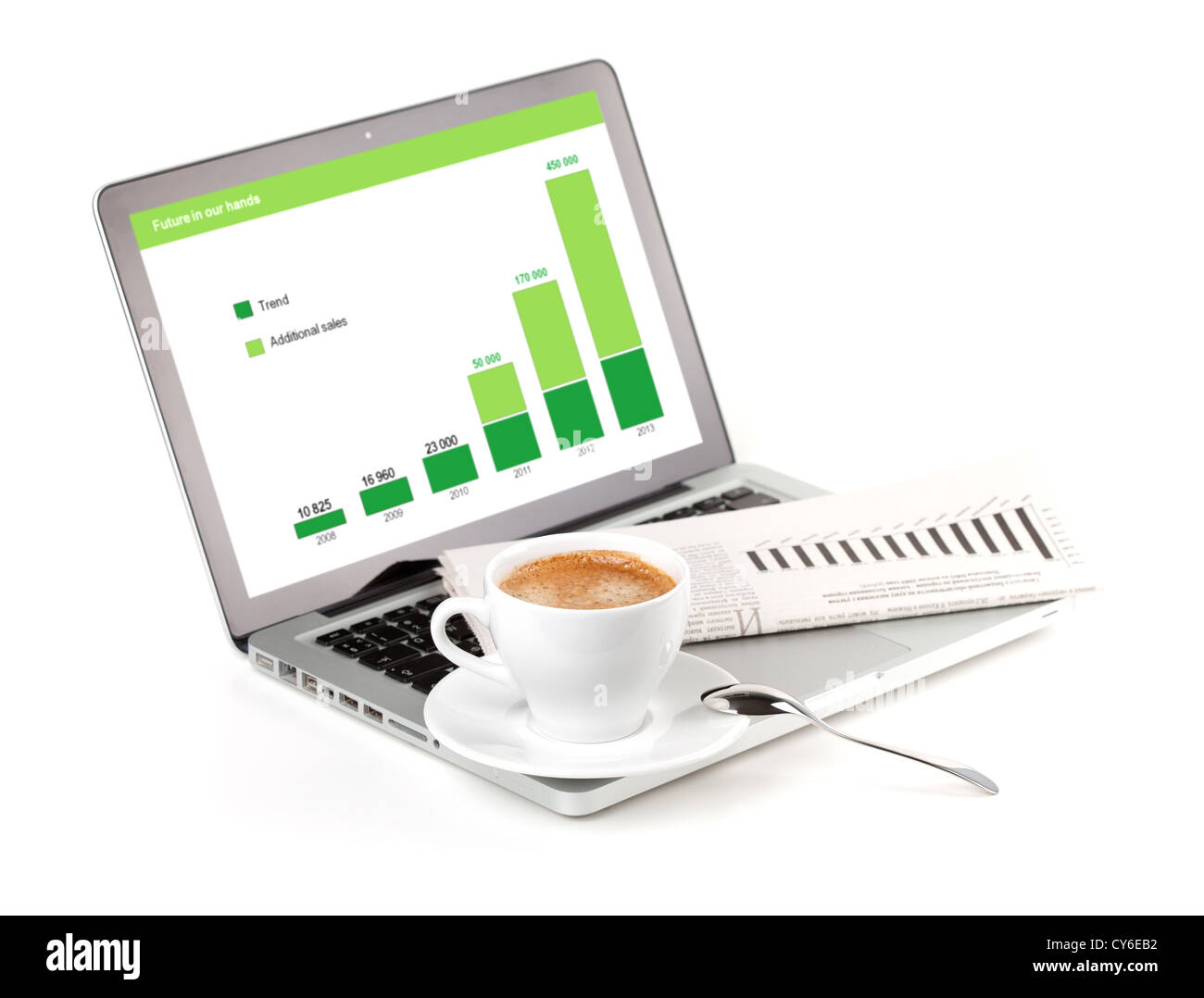 Laptop mit Diagramm, Cappuchino Tasse und Zeitung. Isoliert auf weiss Stockfoto