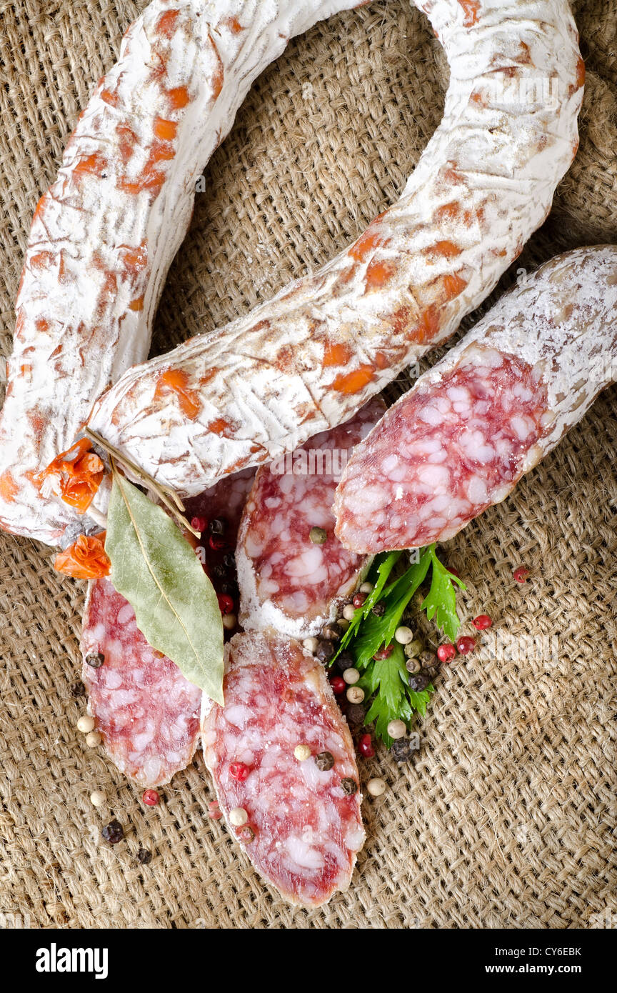 Salami Wurst und Gewürzen auf einer Leinwand Stockfoto