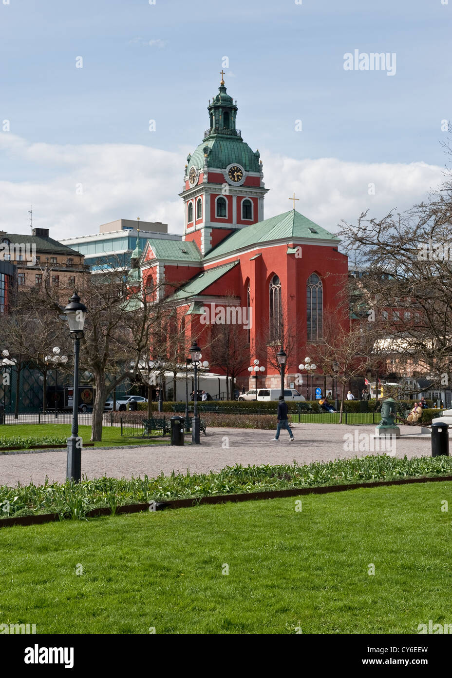 Saint James Kirche mit Blick auf Kungstradgarden Park mitten in Stockholm, Schweden Stockfoto