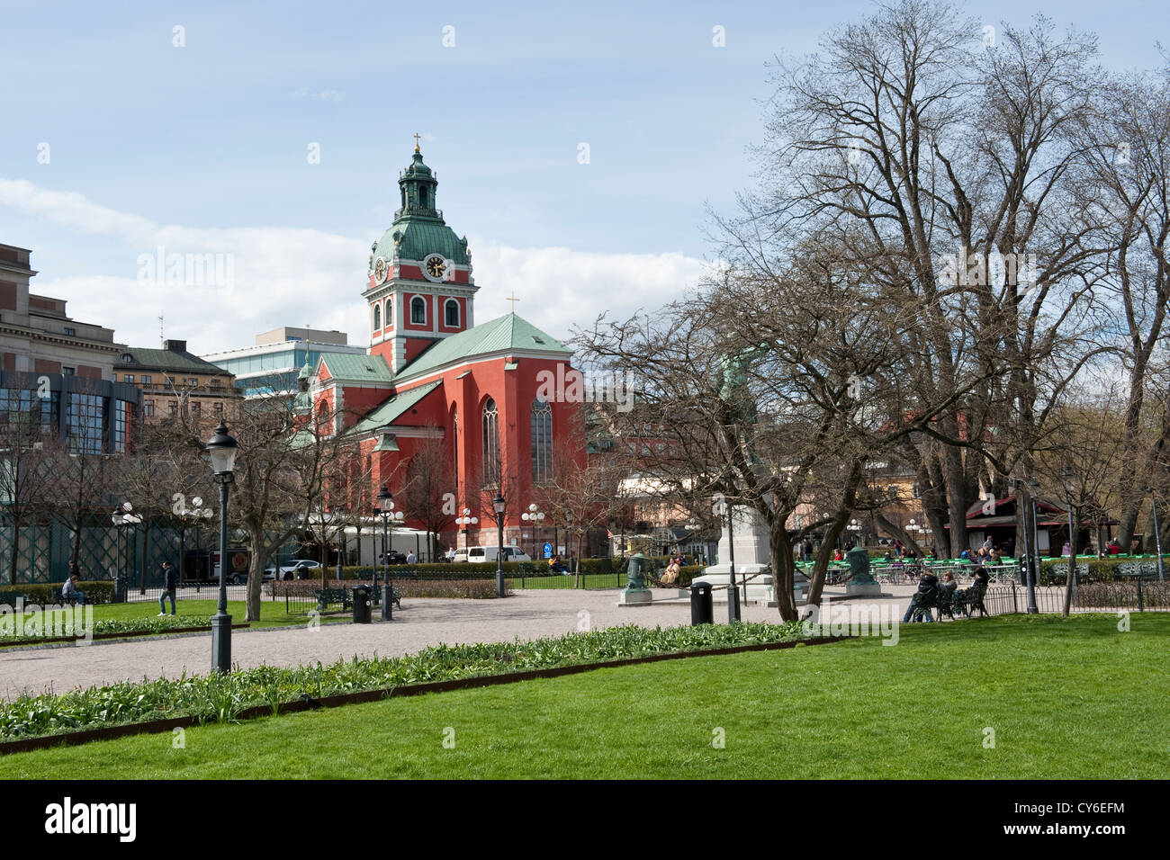 Saint James Kirche mit Blick auf Kungstradgarden Park mitten in Stockholm, Schweden Stockfoto