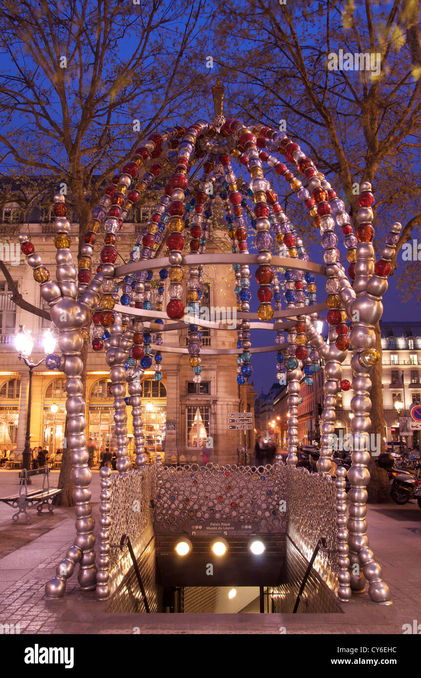 Kiosque des Noctambules (Nightwalker): ein eigenwilliger moderne Eingang zur u-Bahn Paris in Place Colette, entworfen von Jean-Michel Othoniel. Frankreich. Stockfoto