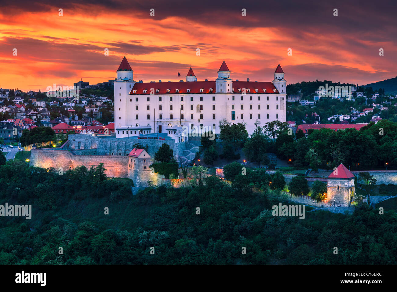 Die Burg in Bratislava (Slowakei) bei Sonnenuntergang Stockfoto