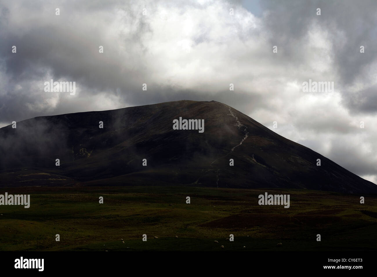 Rund um den Gipfel des Carn Liath in der Nähe von Blair Atholl und Pitlochry Perthshire Schottland wirbelnden Nebel Stockfoto