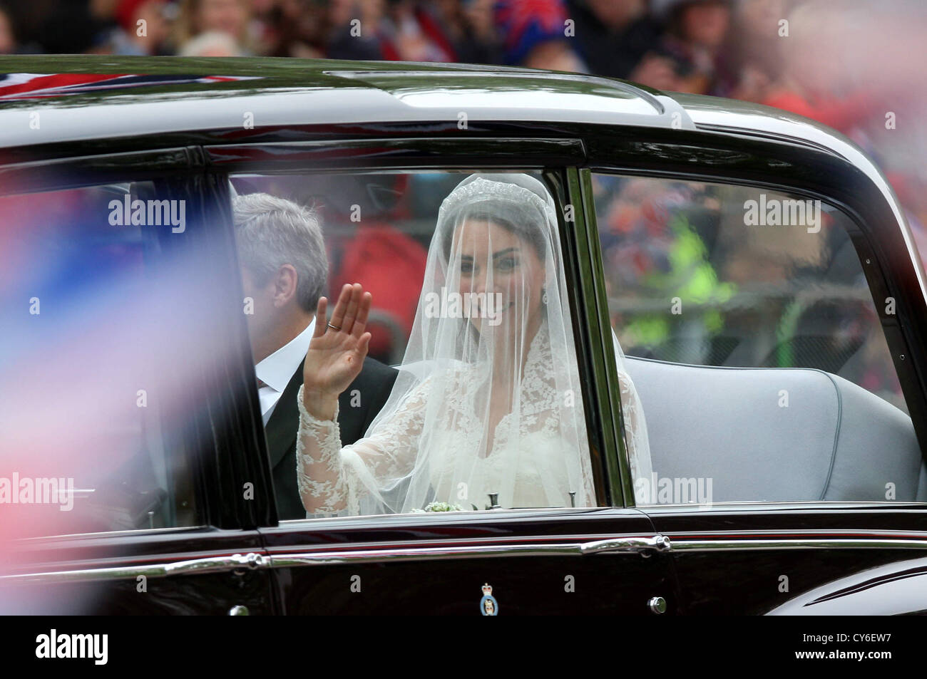 KATE MIDDLETON LAUFWERKE ZUR WESTMINSTER ABBEY MIT IHREM VATER AM TAG IHRER HOCHZEIT MIT PRINZ WILLIAM Stockfoto