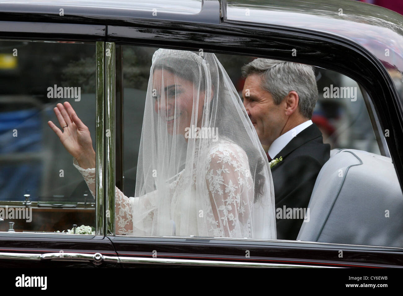 KATE MIDDLETON LAUFWERKE ZUR WESTMINSTER ABBEY MIT IHREM VATER AM TAG IHRER HOCHZEIT MIT PRINZ WILLIAM Stockfoto