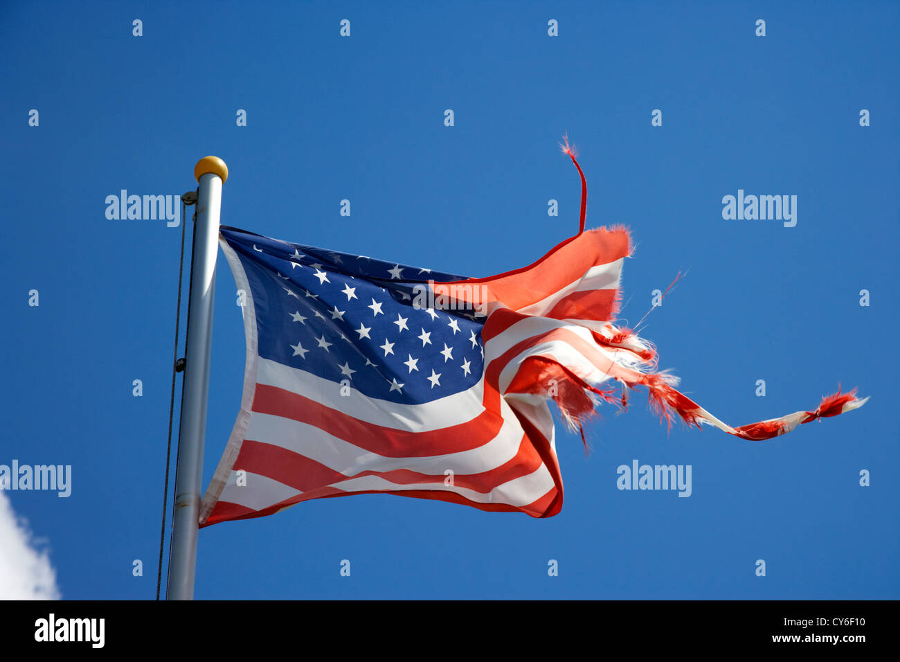 hin-und hergerissen zerlumpten uns Sterne Streifen Flagge amerikanisch Stockfoto