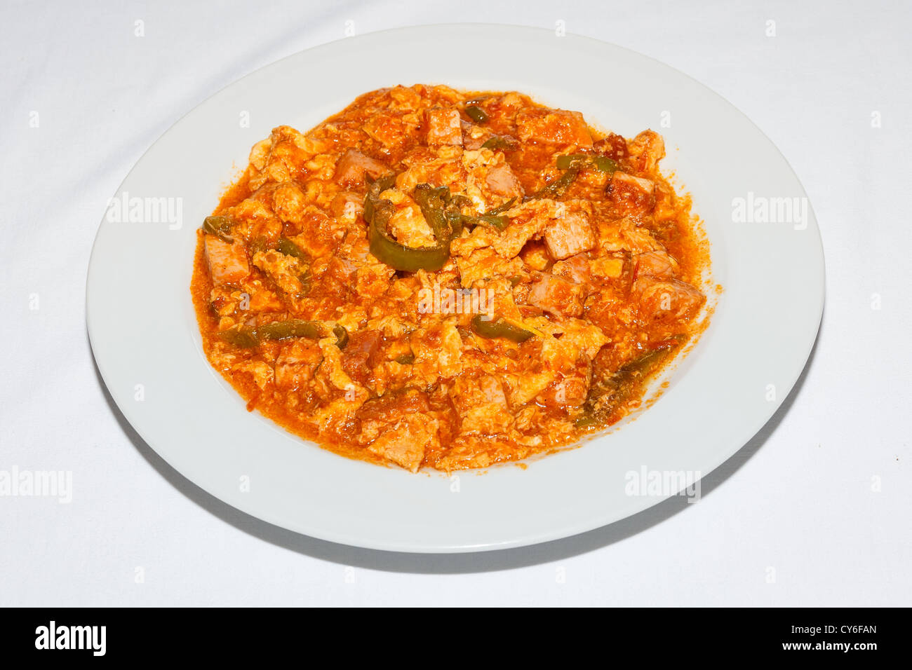 Traditionelle griechische pikante Speisen mit Schweinefleisch Stücke in heißen roten Würzsauce Stockfoto