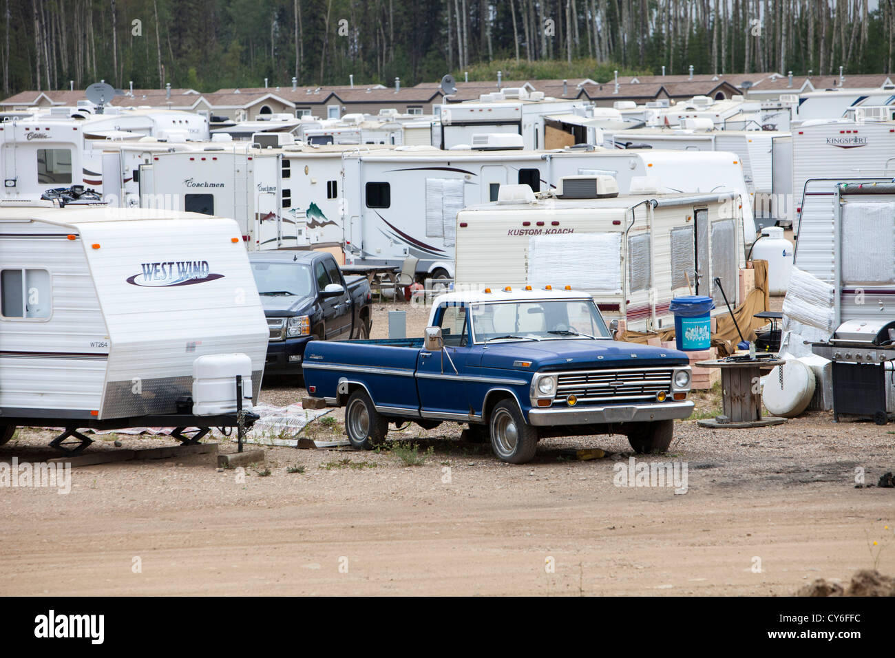 Isolierte RV und Anhänger, die dem Arbeitnehmer aus der Tar Sands nördlich von Fort McMurray, Alberta Kanada leben Stockfoto