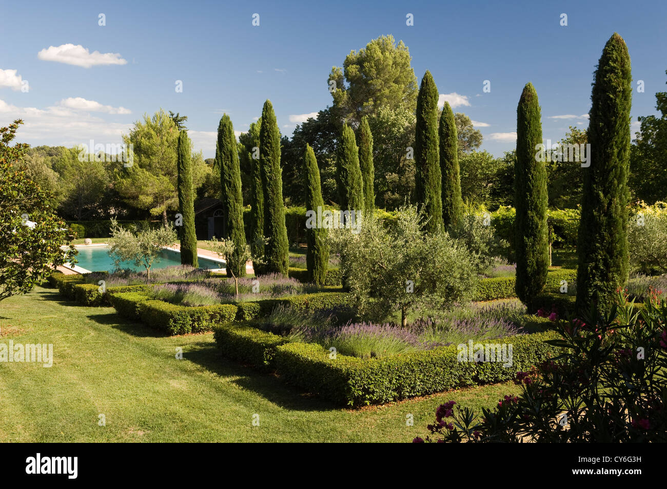 Französische Immobilien mit italienischen Gartengestaltung der regionalen Pflanzen aus biologischem Anbau von Dominique Lafourcade Stockfoto