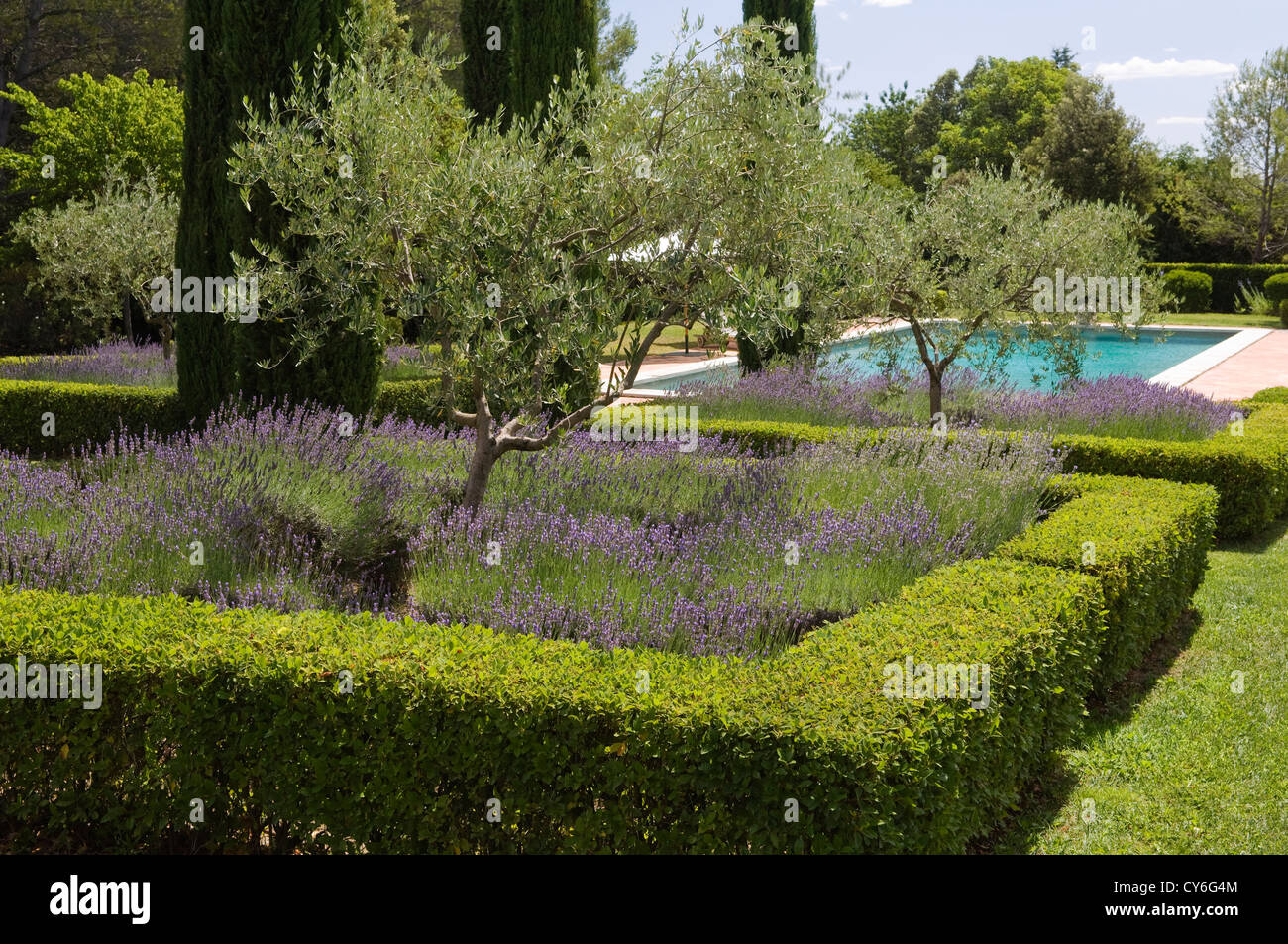 Französische Immobilien mit italienischen Gartengestaltung der regionalen Pflanzen aus biologischem Anbau von Dominique Lafourcade Stockfoto