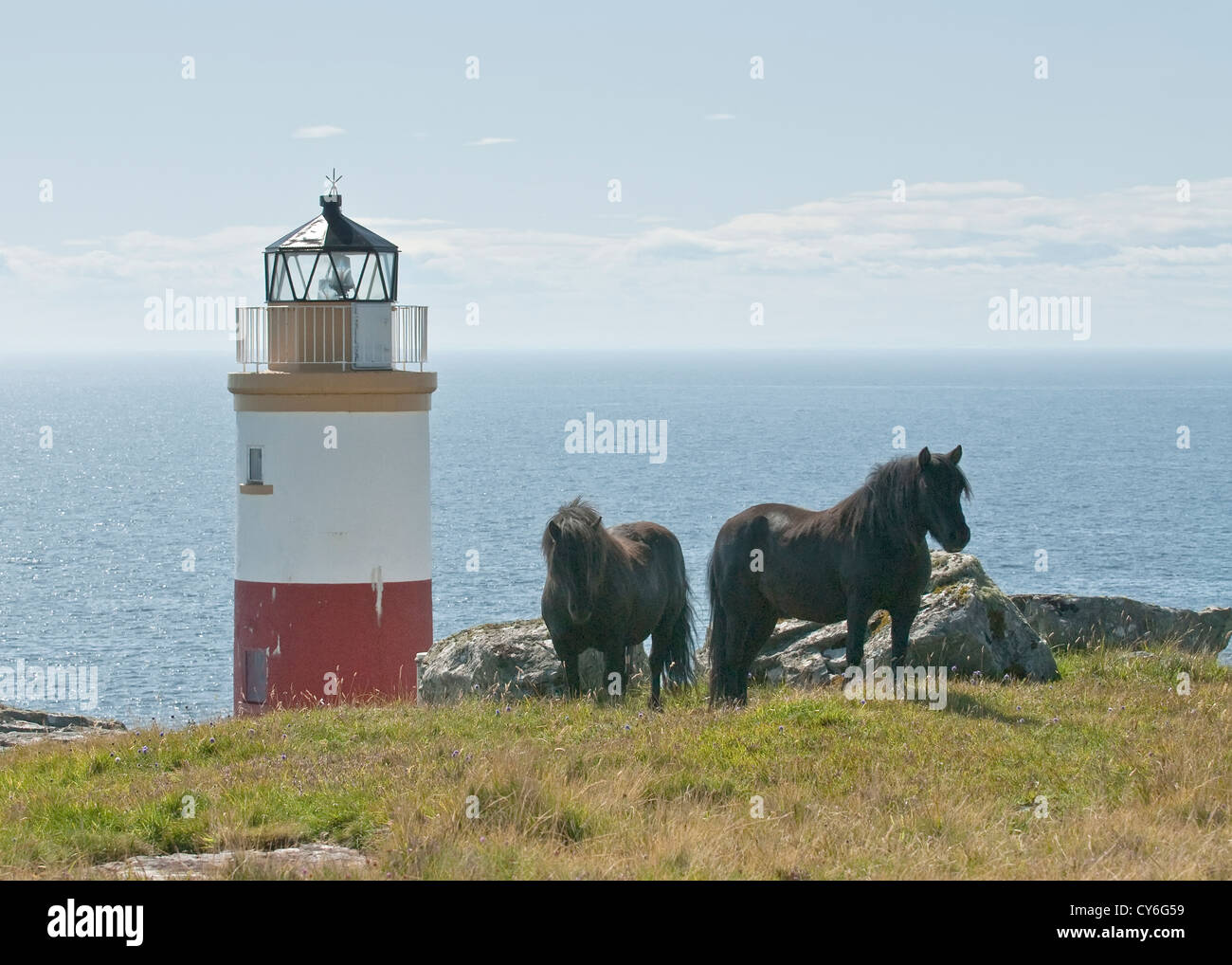 Clythness Leuchtturm in der Nähe von Lybster an der Küste von Sutherland. Mit Blick auf eine ruhige Nordsee an einem sonnigen Tag. Stockfoto