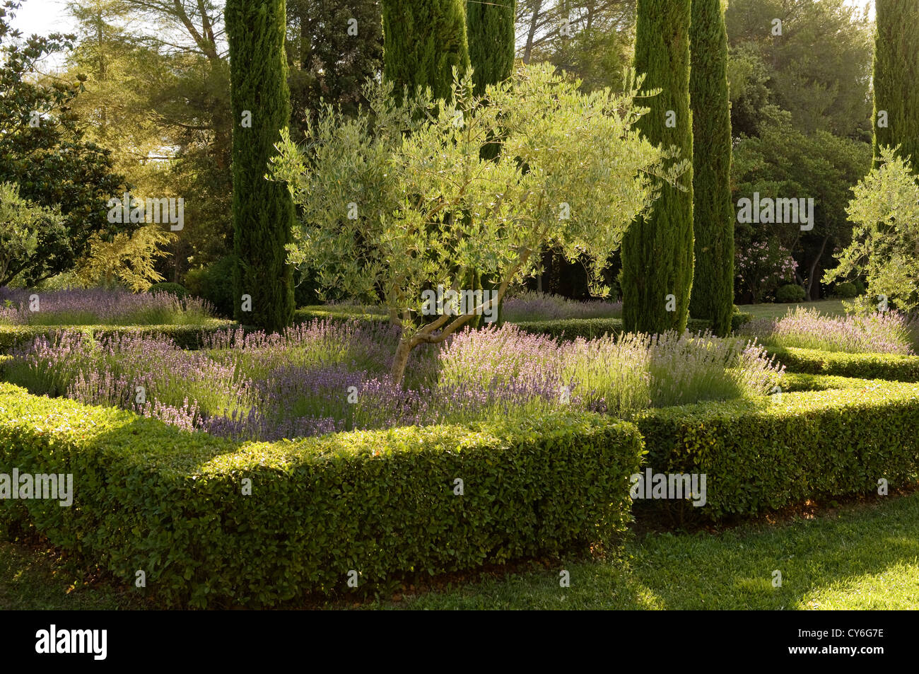 Französische Immobilien mit italienischen Gartengestaltung der regionalen Pflanzen aus biologischem Anbau von Dominique Lafourcade Stockfoto