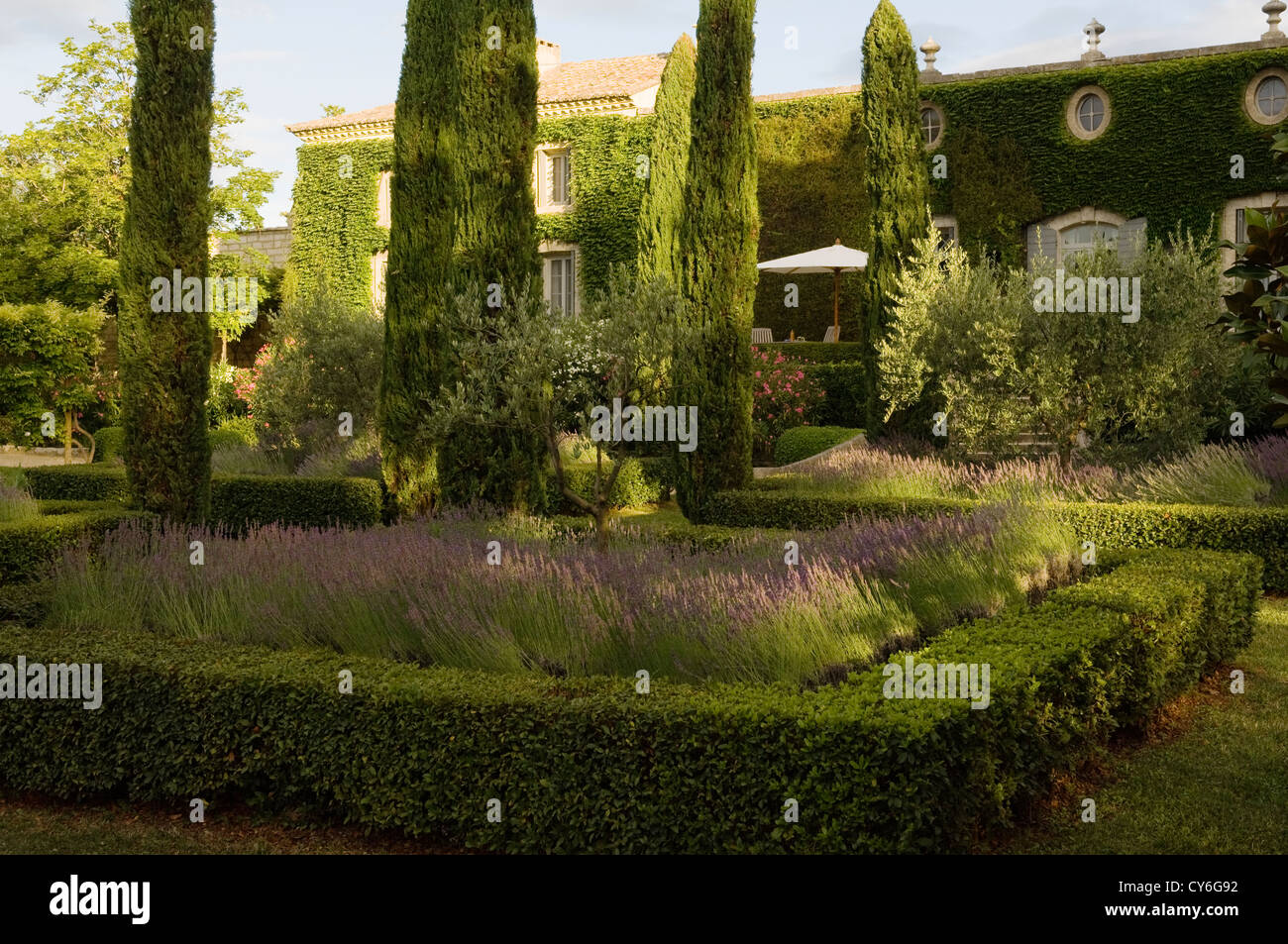 Französische Immobilien mit italienischen Gartengestaltung der regionalen Pflanzen aus biologischem Anbau von Dominique Lafourcade Stockfoto