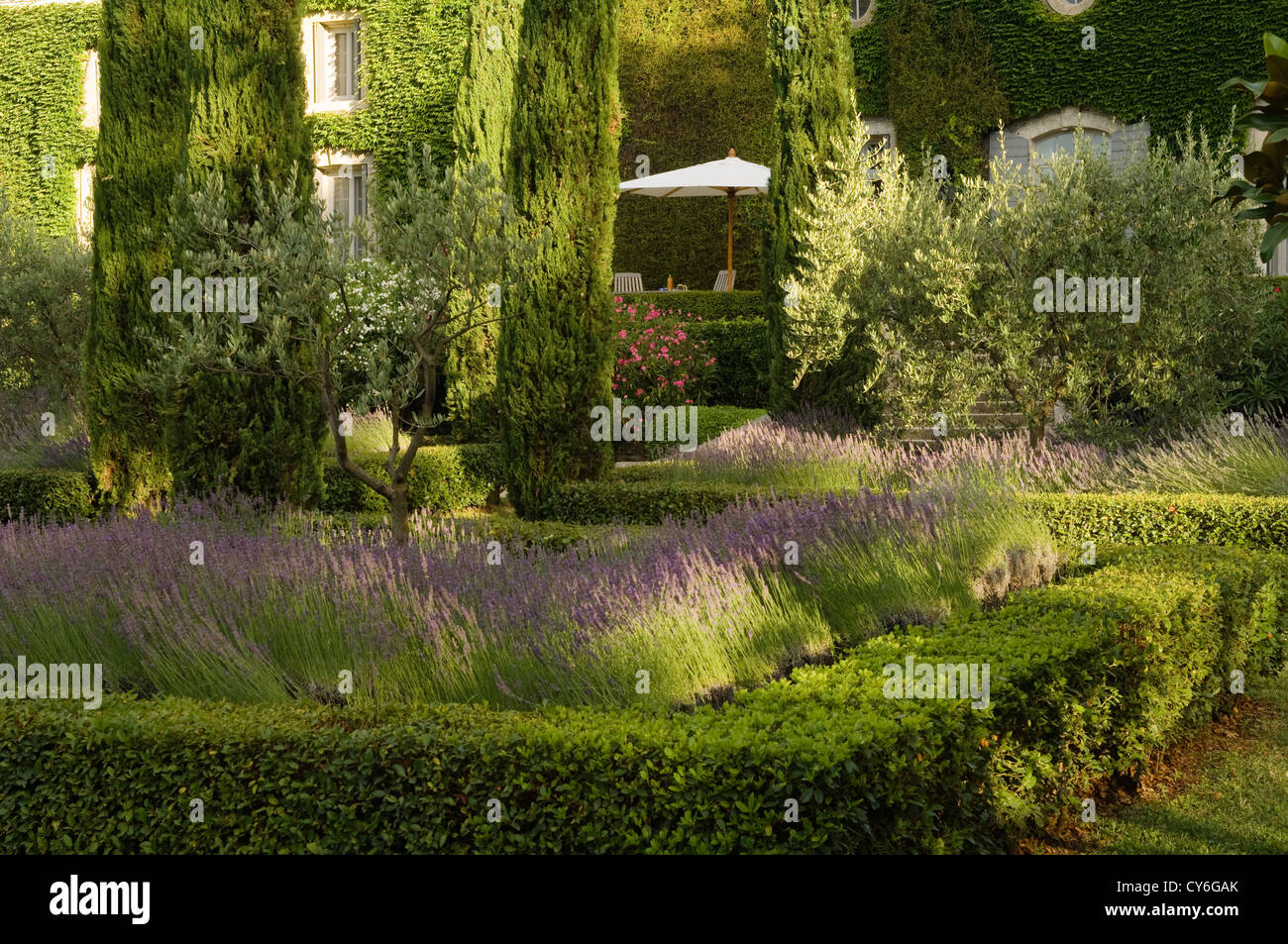 Französische Immobilien mit italienischen Gartengestaltung der regionalen Pflanzen aus biologischem Anbau von Dominique Lafourcade Stockfoto