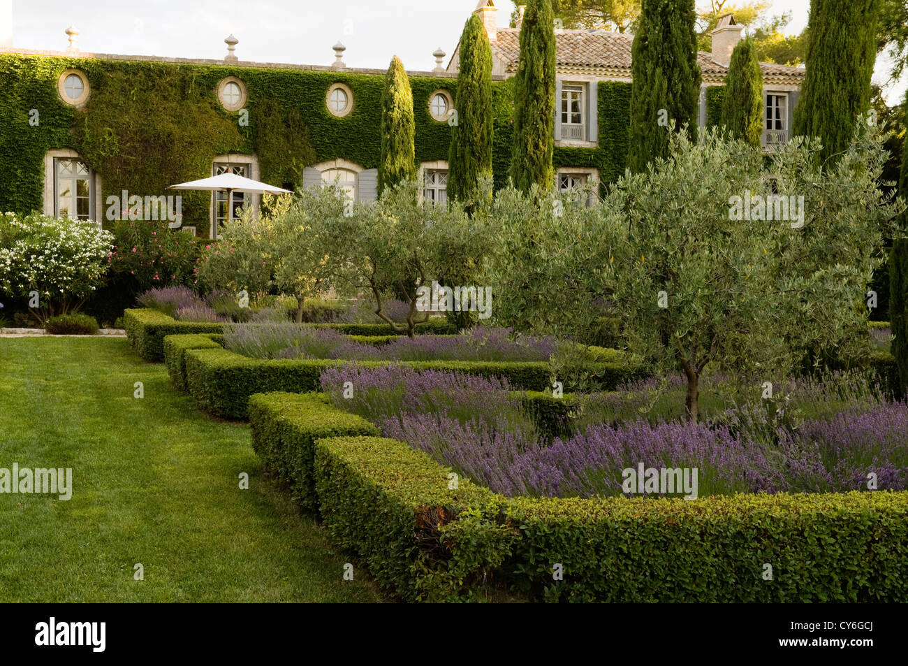 Französische Immobilien mit italienischen Gartengestaltung der regionalen Pflanzen aus biologischem Anbau von Dominique Lafourcade Stockfoto