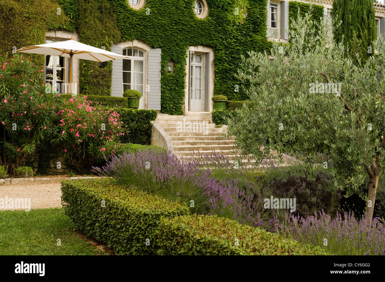 Französische Immobilien mit italienischen Gartengestaltung der regionalen Pflanzen aus biologischem Anbau von Dominique Lafourcade Stockfoto