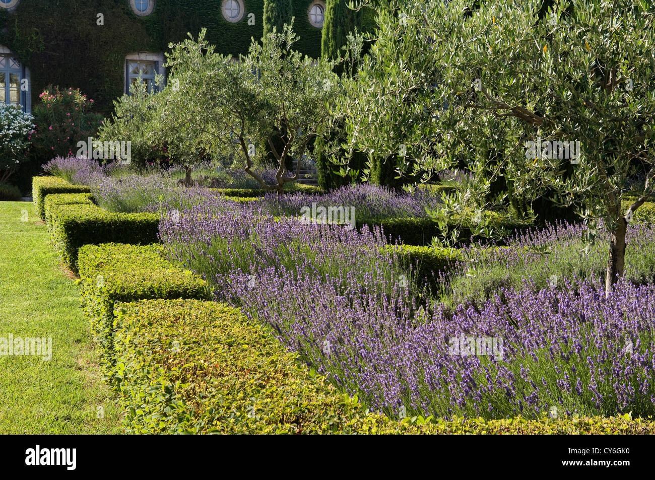 Französische Immobilien mit italienischen Gartengestaltung der regionalen Pflanzen aus biologischem Anbau von Dominique Lafourcade Stockfoto