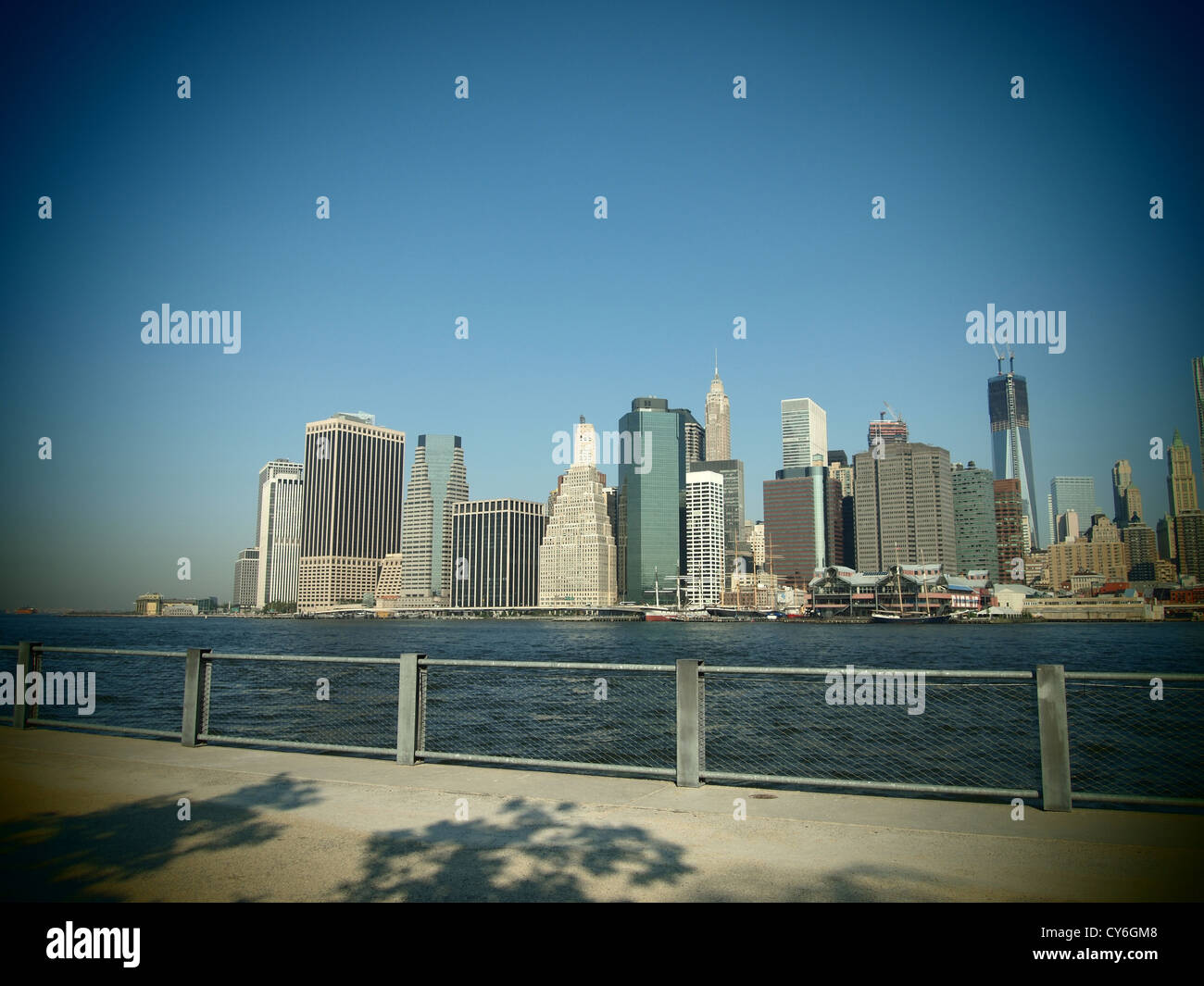 Manhatten von der Brooklyn Bridge Stockfoto