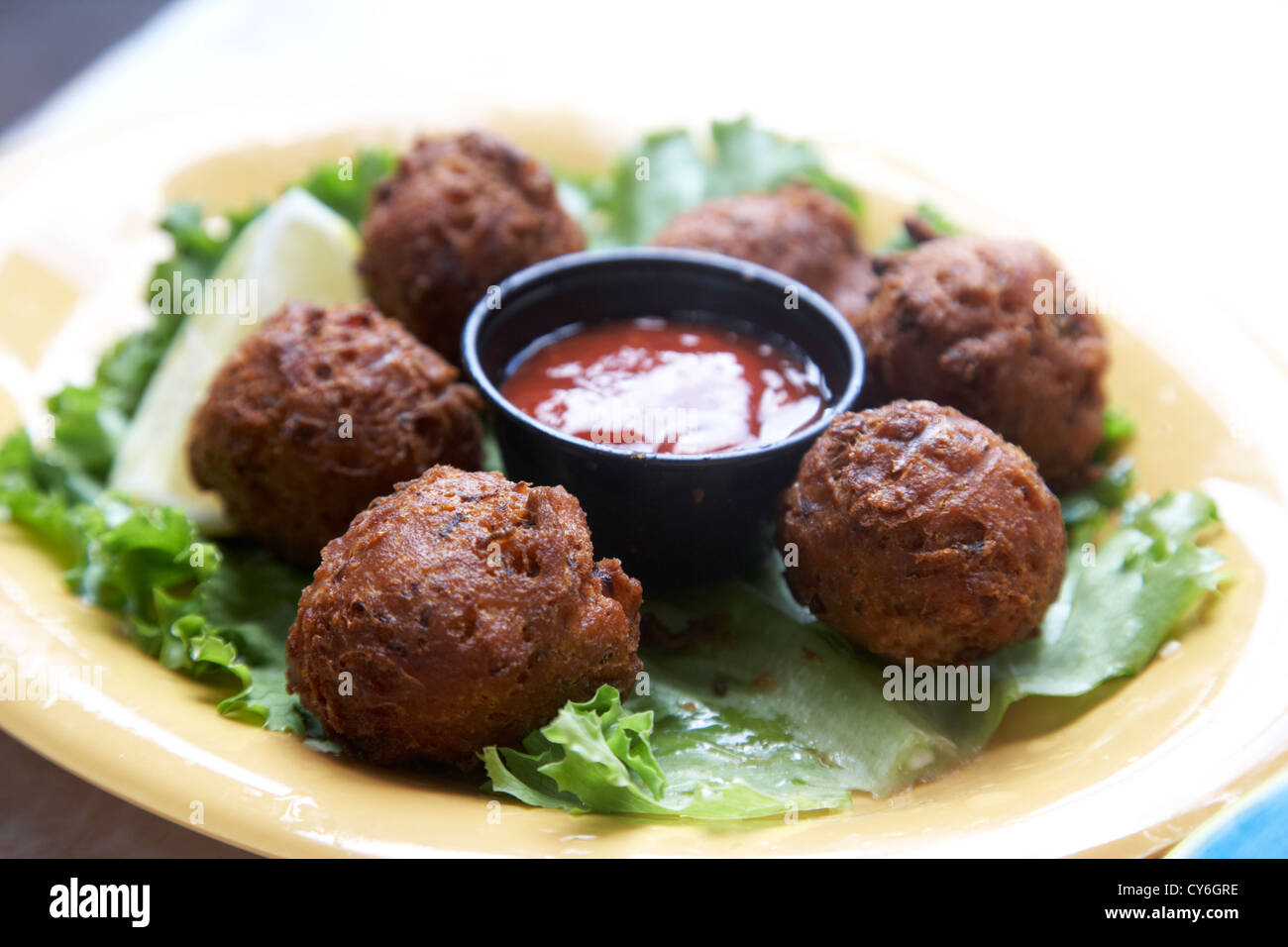 Conch fritters mit Sauce serviert in einem Restaurant-Café in Key West Florida usa Stockfoto