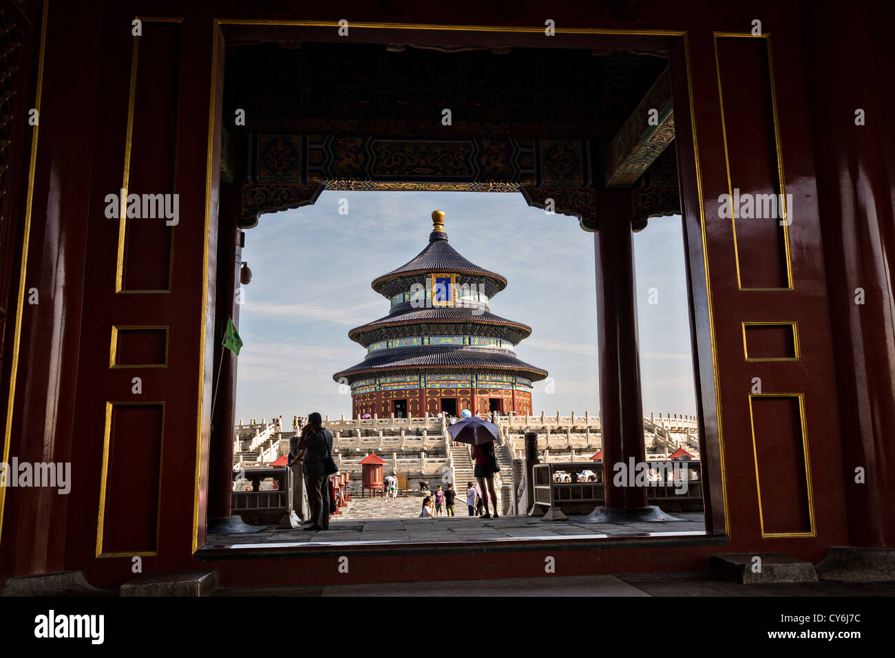 Ansicht des Tempel des Himmels aus dem Nordtor im Sommer in Peking, China Stockfoto