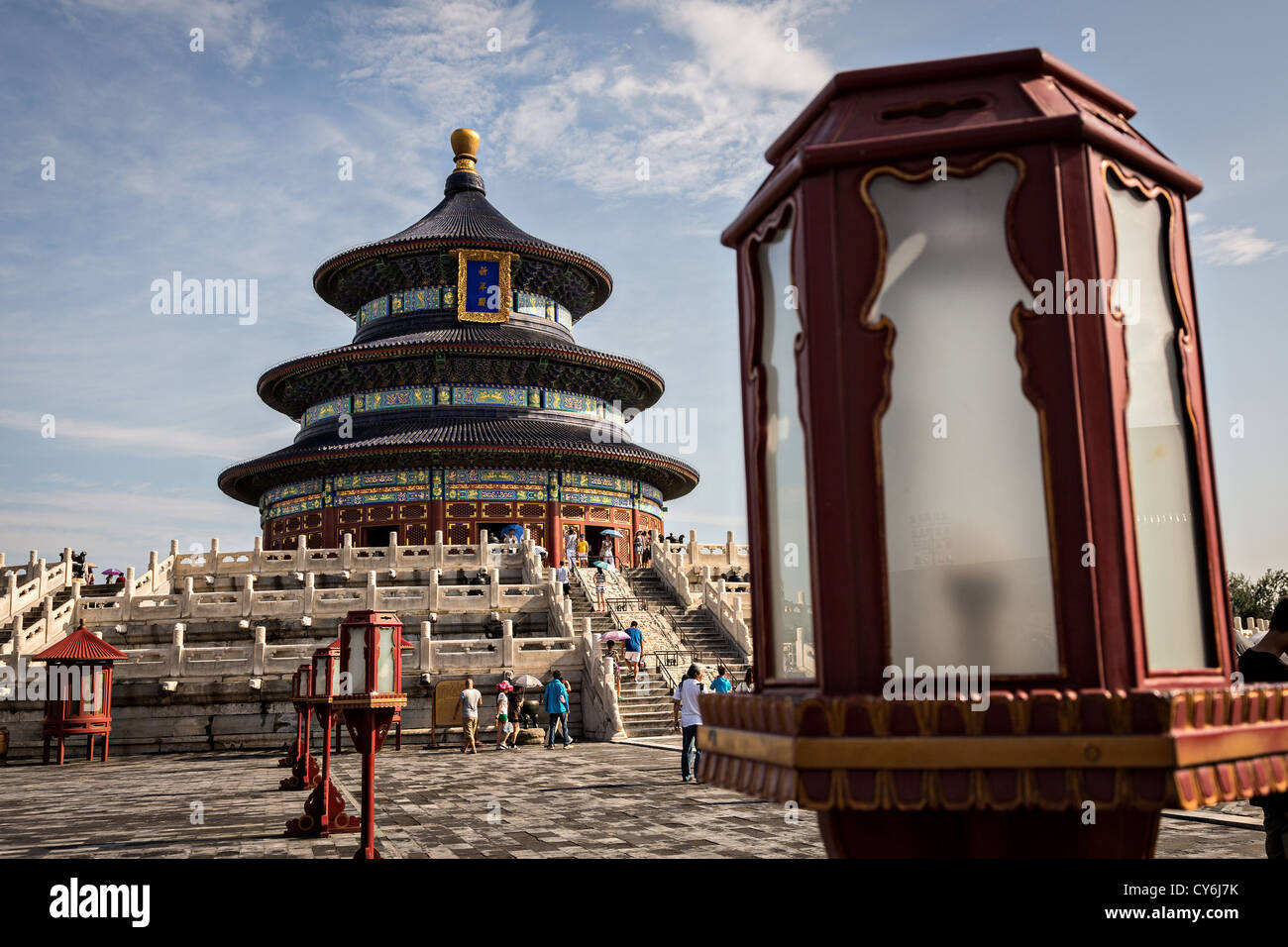Blick auf die Halle des Gebets für gute Ernten, bekannt als der Tempel des Himmels im Sommer in Peking, China Stockfoto