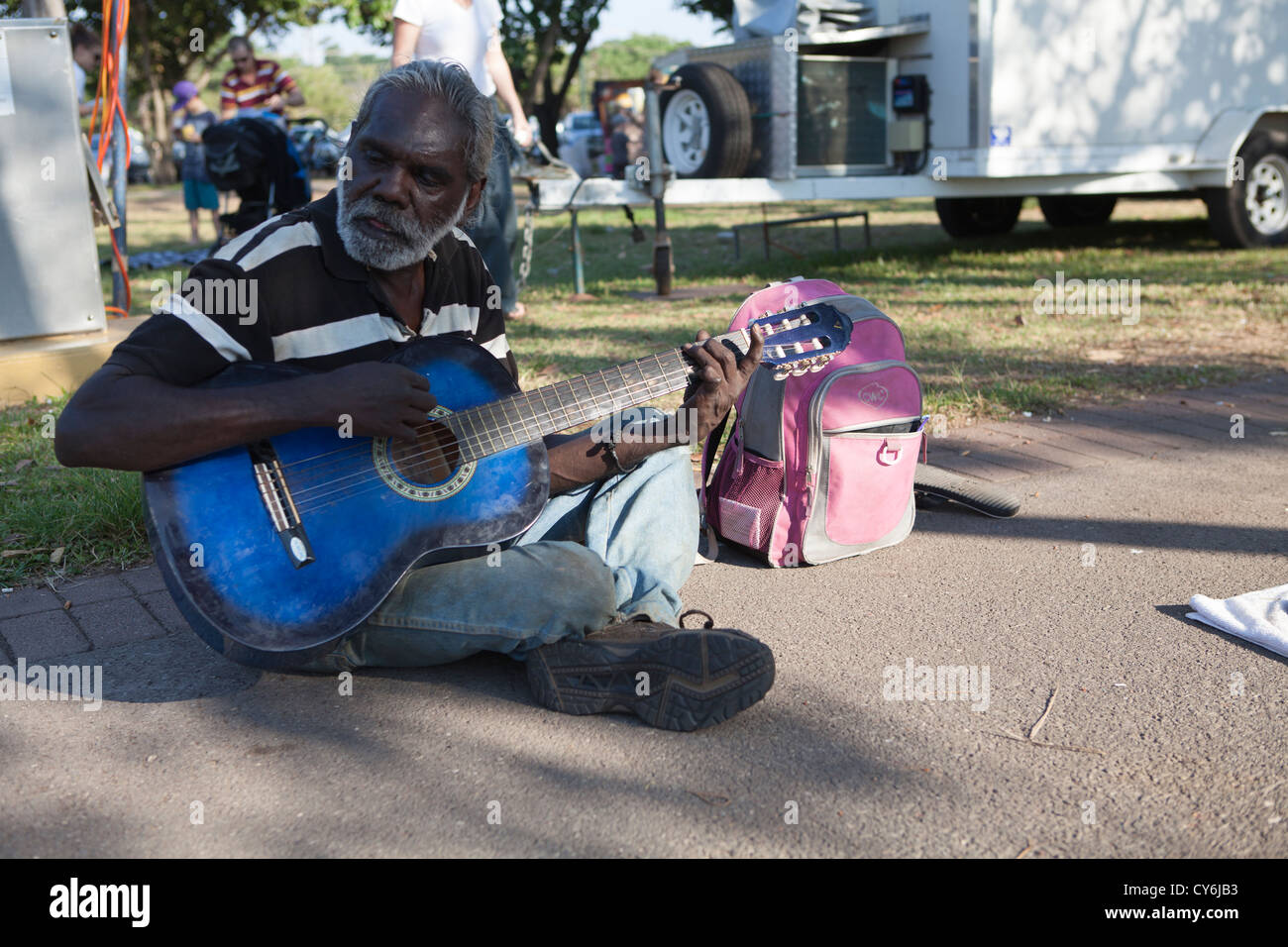 Aborigines Straßenkünstler am Mindle Beach Sunset Market. Darwin, Northern Territory, Australien Stockfoto