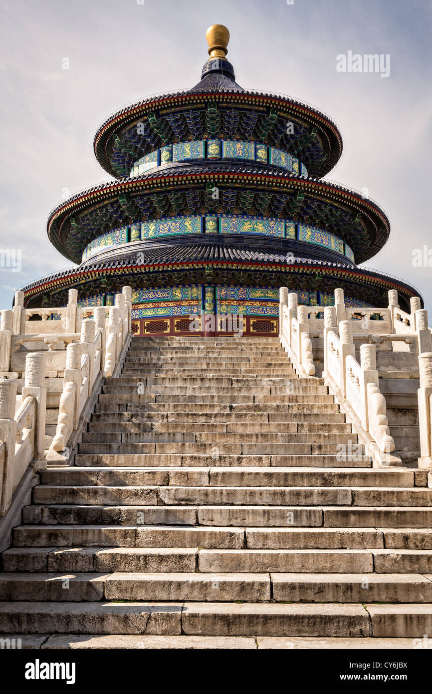 Blick auf die Halle des Gebets für gute Ernten, bekannt als der Tempel des Himmels im Sommer in Peking, China Stockfoto