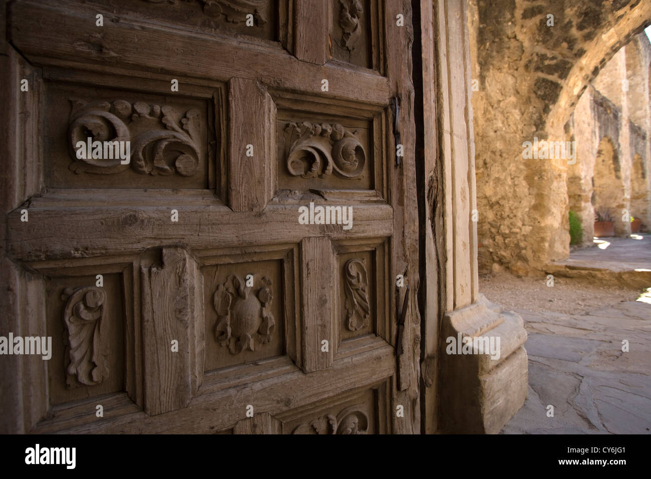 DETAIL DER ALTE HÖLZERNE GESCHNITZTE TÜR MISSION SAN JOSE SAN ANTONIO TEXAS USA Stockfoto