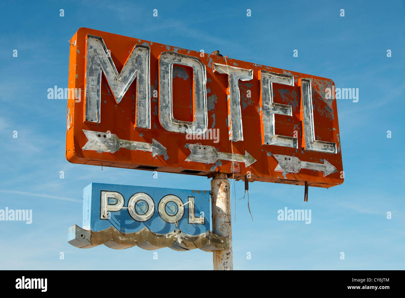 Alte, abgenutzte Vintage Motel-Schild auf der Route 66 in Arizona Stockfoto