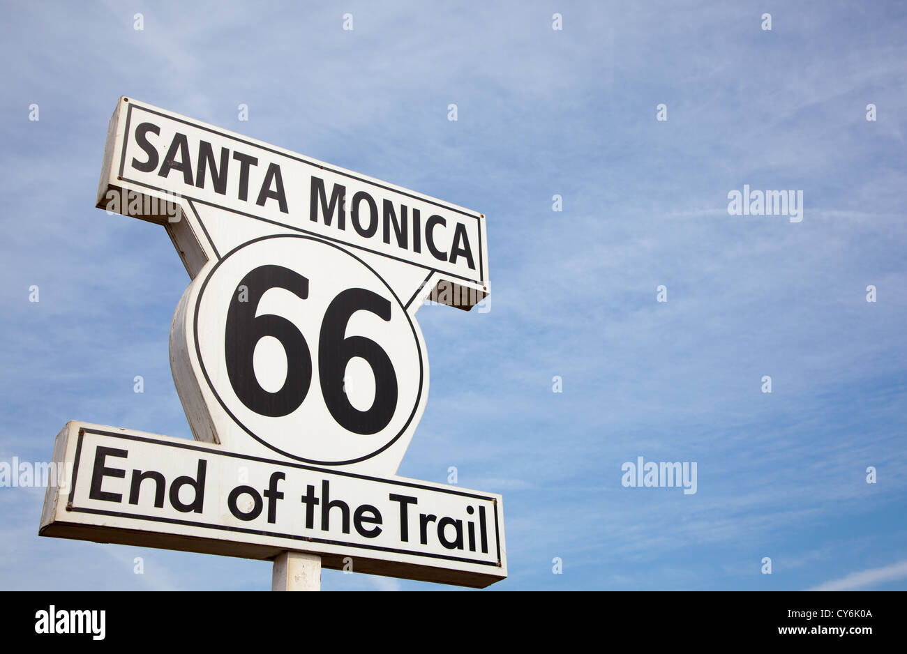 Route 66-Autobahn-Zeichen am Ende der Route 66 in Santa Monica, Kalifornien Stockfoto