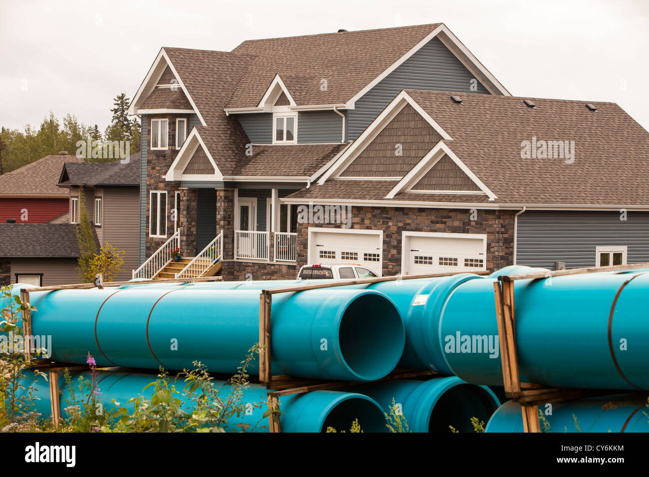 Pipeline-Bauarbeiten in Fort McMurray im Herzen der kanadischen Ölsande. Sande ist der weltweit größte Industrieprojekt und ökologisch zerstörerisch. Die Pipelines führen die rohe Bitumen aus den Ölsanden verfeinert. Die meisten der Rohrleitungen werden von Enron betrieben. Sie haben einen beneidenswerten Ruf, wenn es um Sicherheit geht. Ihre Pipelines Leck im Durchschnitt mindestens einmal wöchentlich. Es gibt mehrere vorgeschlagene neue Pipeline Strecken um das Öl in den USA auf den Markt bekommen, aber Proteste treffen Enron, wo immer sie vorschlagen, eine neue Pipeline zu legen. Stockfoto