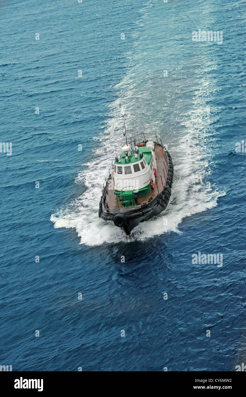Boot im Meer mit hoher Geschwindigkeit Stockfoto