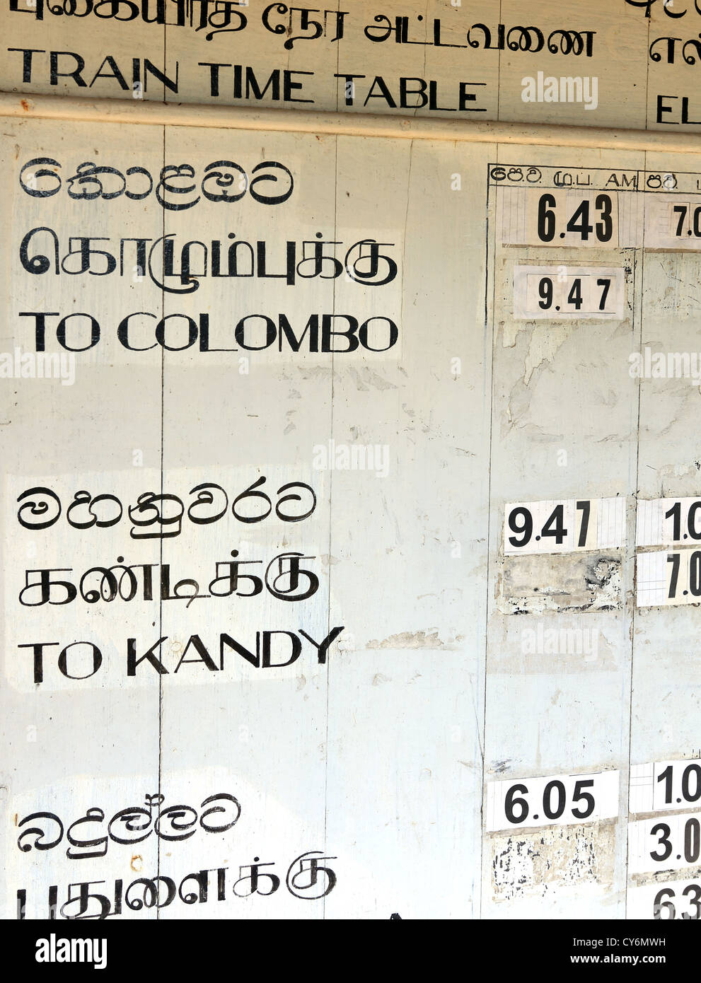 Zug Fahrplan Board bei Ella Bahnhof im Hochland von Sri Lanka Stockfoto