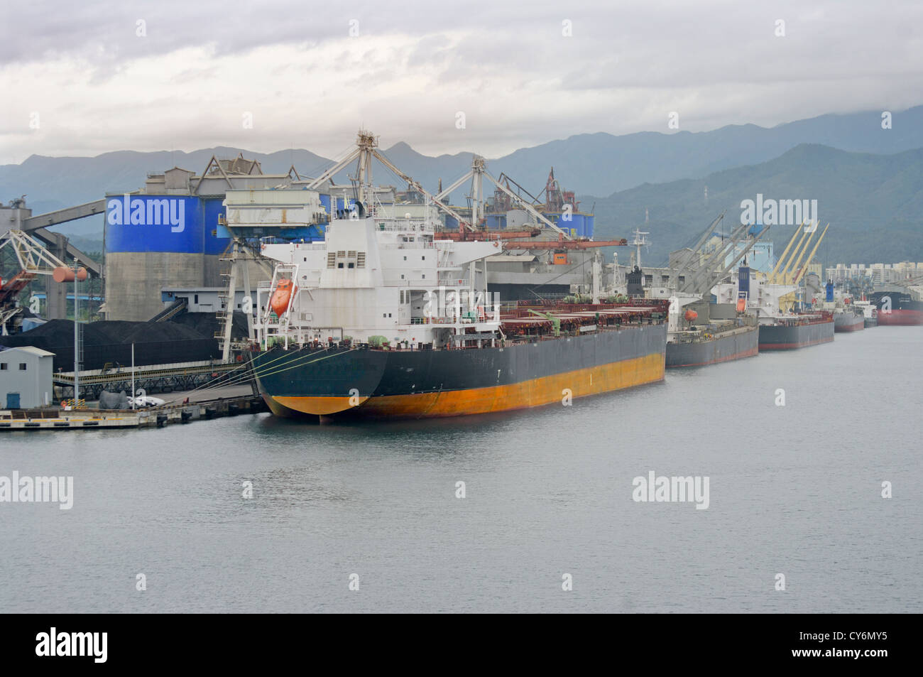 große Schiffe Frachter in einem geschäftigen Hafen Hafen während der chemischen Belastung von Schüttgut Stockfoto