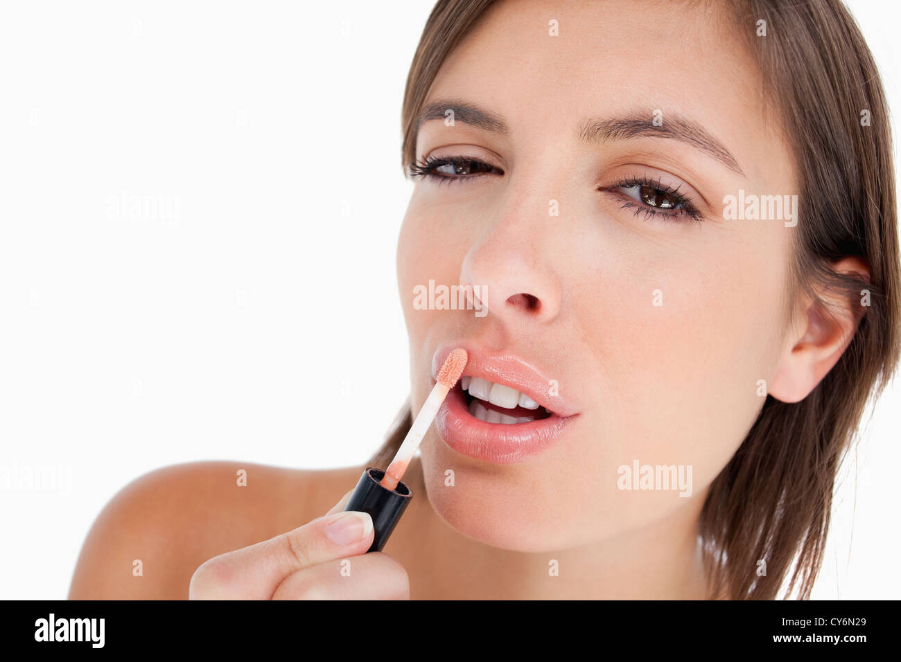 Junge Frau mit einem Lip Gloss Pinsel um zu schminken konzentriert Stockfoto