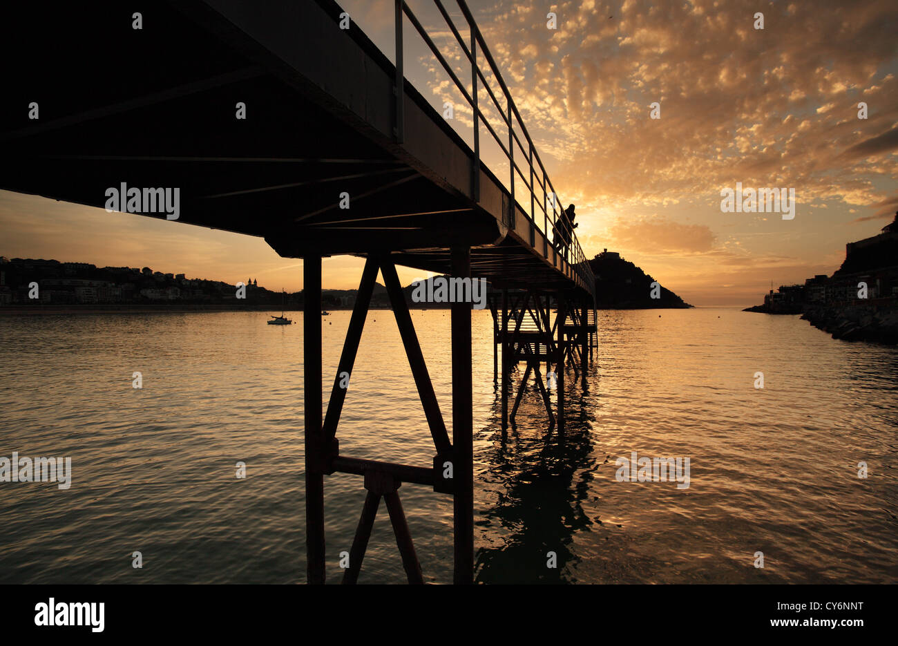 La Concha Bucht bei Sonnenuntergang mit Monte Igeldo im Hintergrund. San Sebastian im Baskenland. Stockfoto